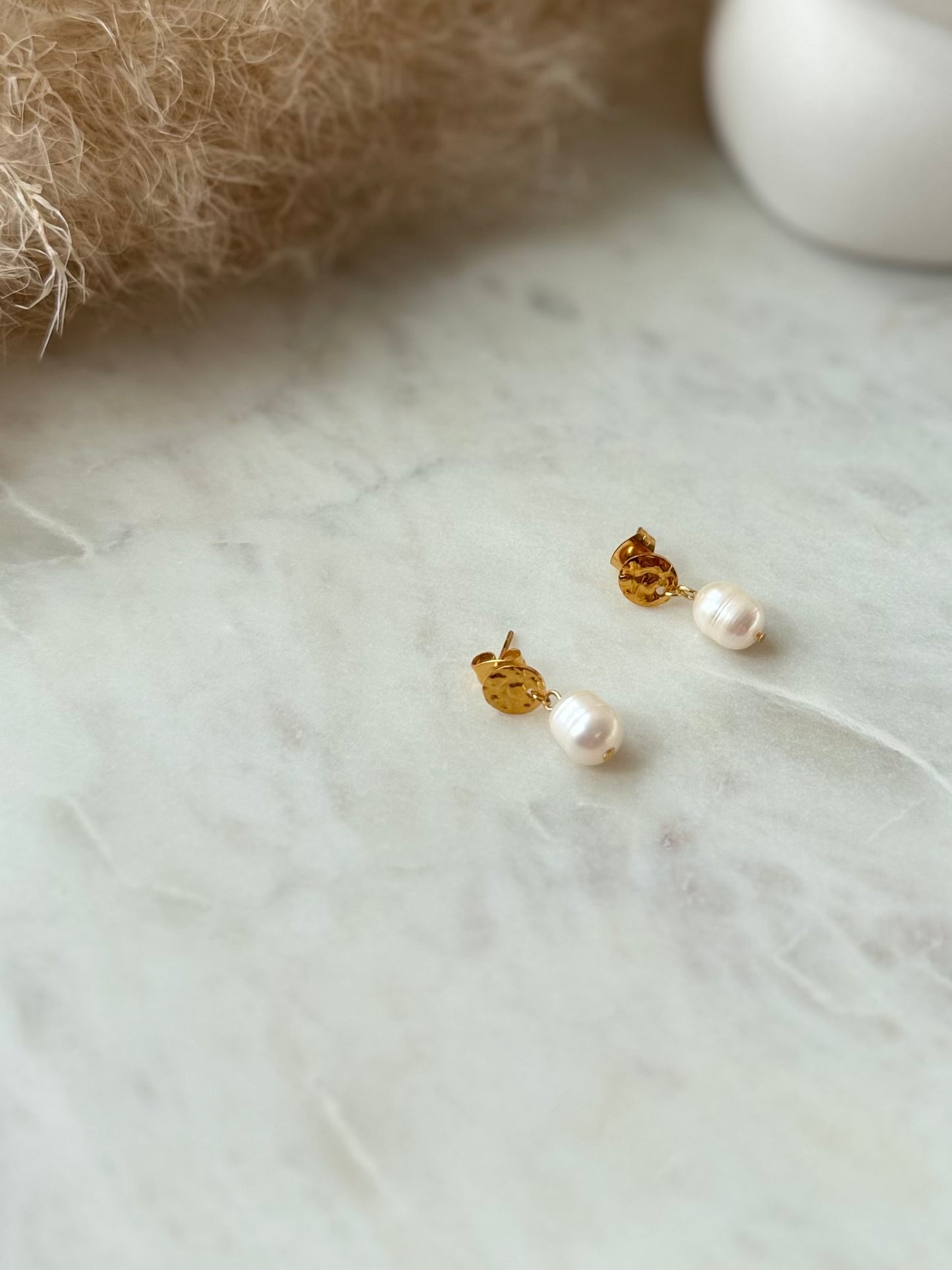 Goldene gemusterte Ohrringe mit Süßwasserperlen - Schlichte BOHO SCANDI Ohrstecker aus Edelstahl