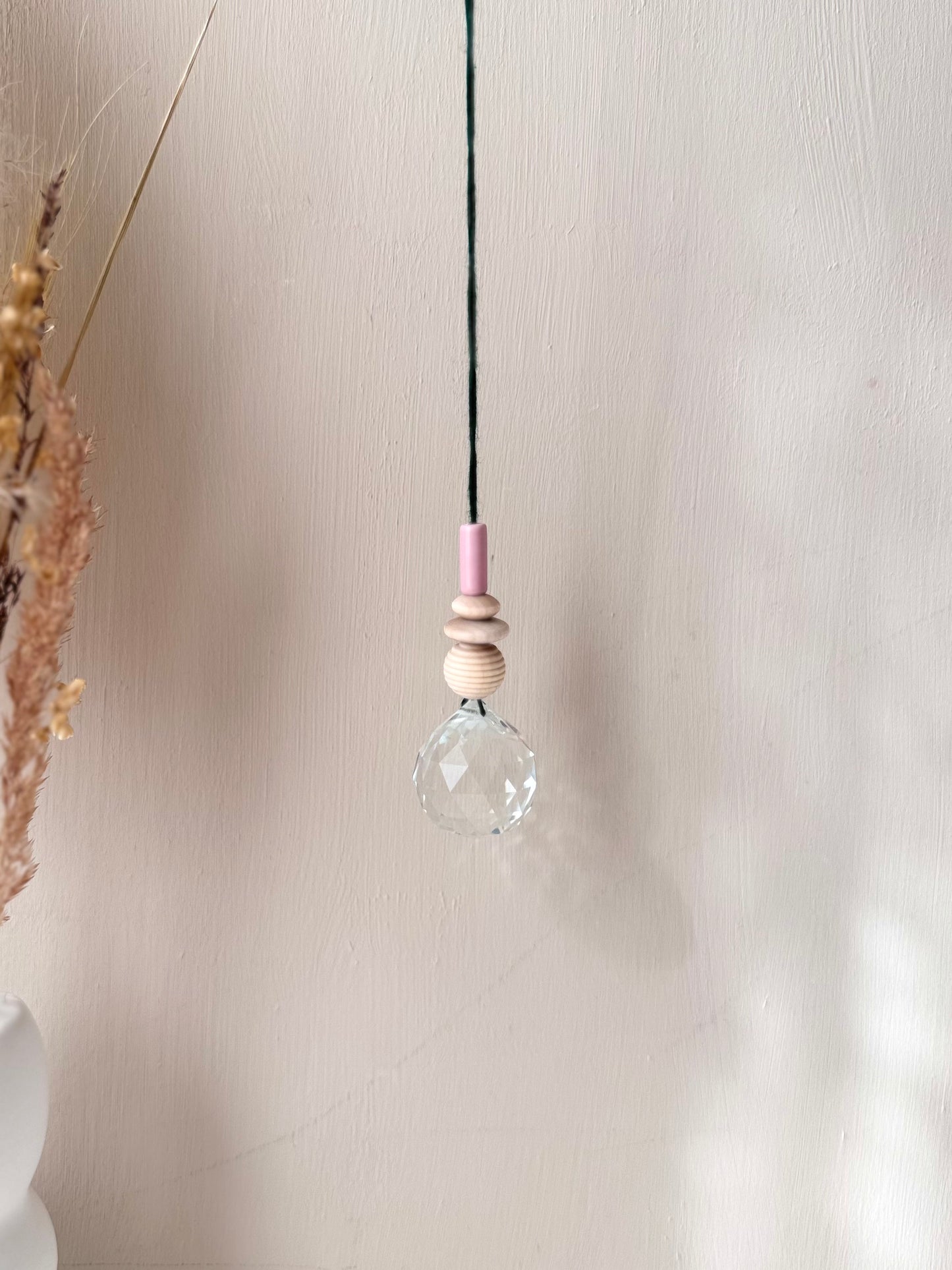 Handgefertigter bunter Sonnenfänger Grün und Rosa - Suncatcher mit Prisma - Regenbogen Fensterdekoration aus Glas