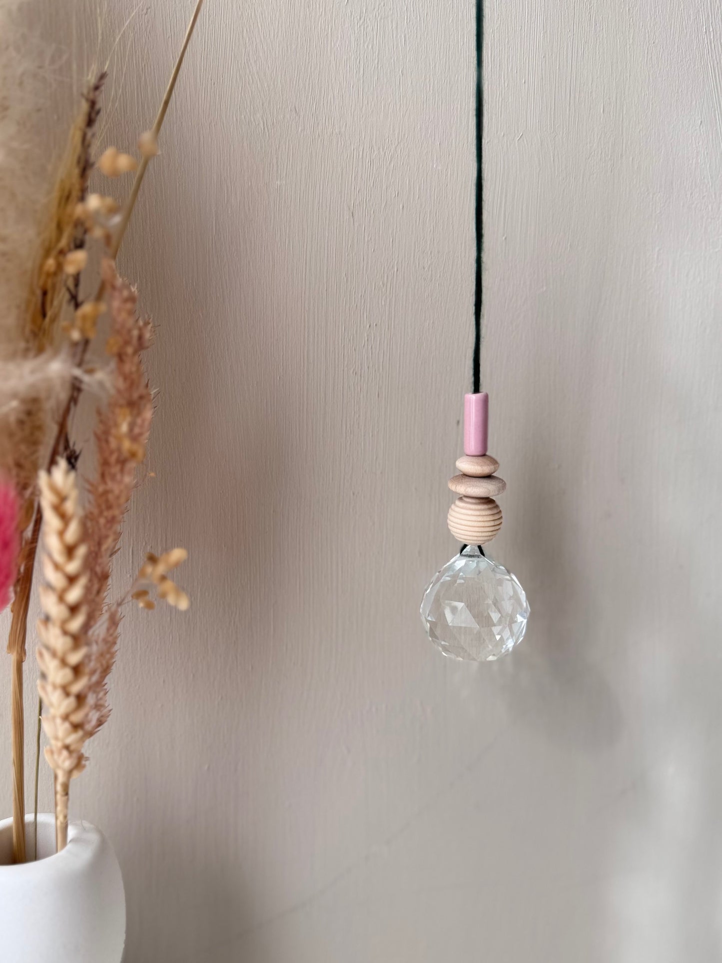 Handgefertigter bunter Sonnenfänger Grün und Rosa - Suncatcher mit Prisma - Regenbogen Fensterdekoration aus Glas