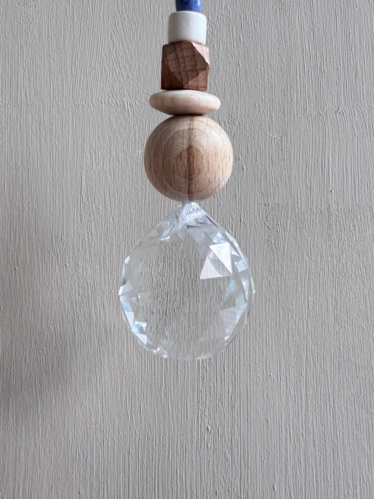Handgefertigter bunter Sonnenfänger - Suncatcher mit Prisma - Regenbogen Fensterdekoration aus Glas