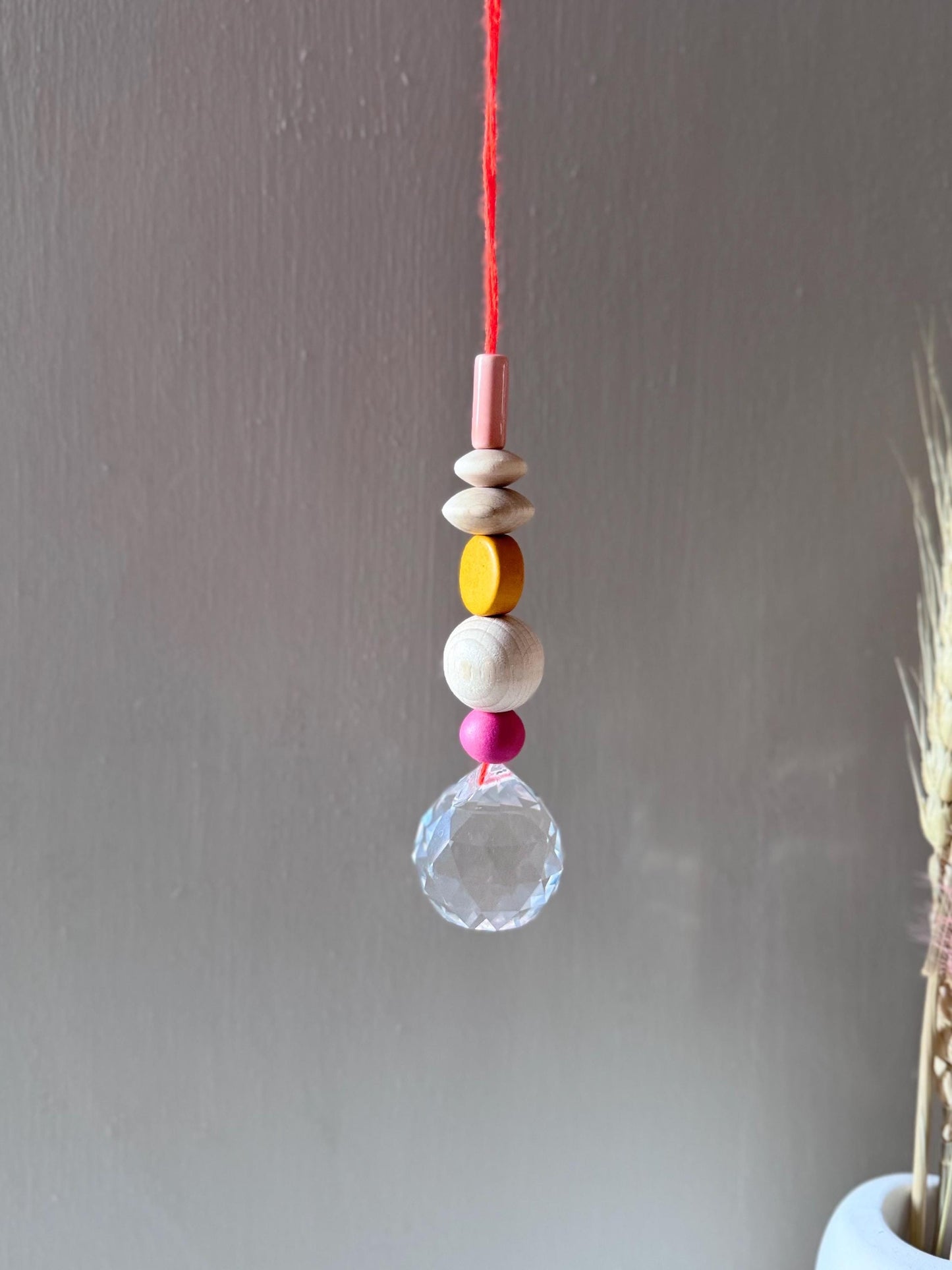 Handgefertigter bunter Sonnenfänger - Suncatcher mit Prisma - Regenbogen Fensterdekoration aus Glas