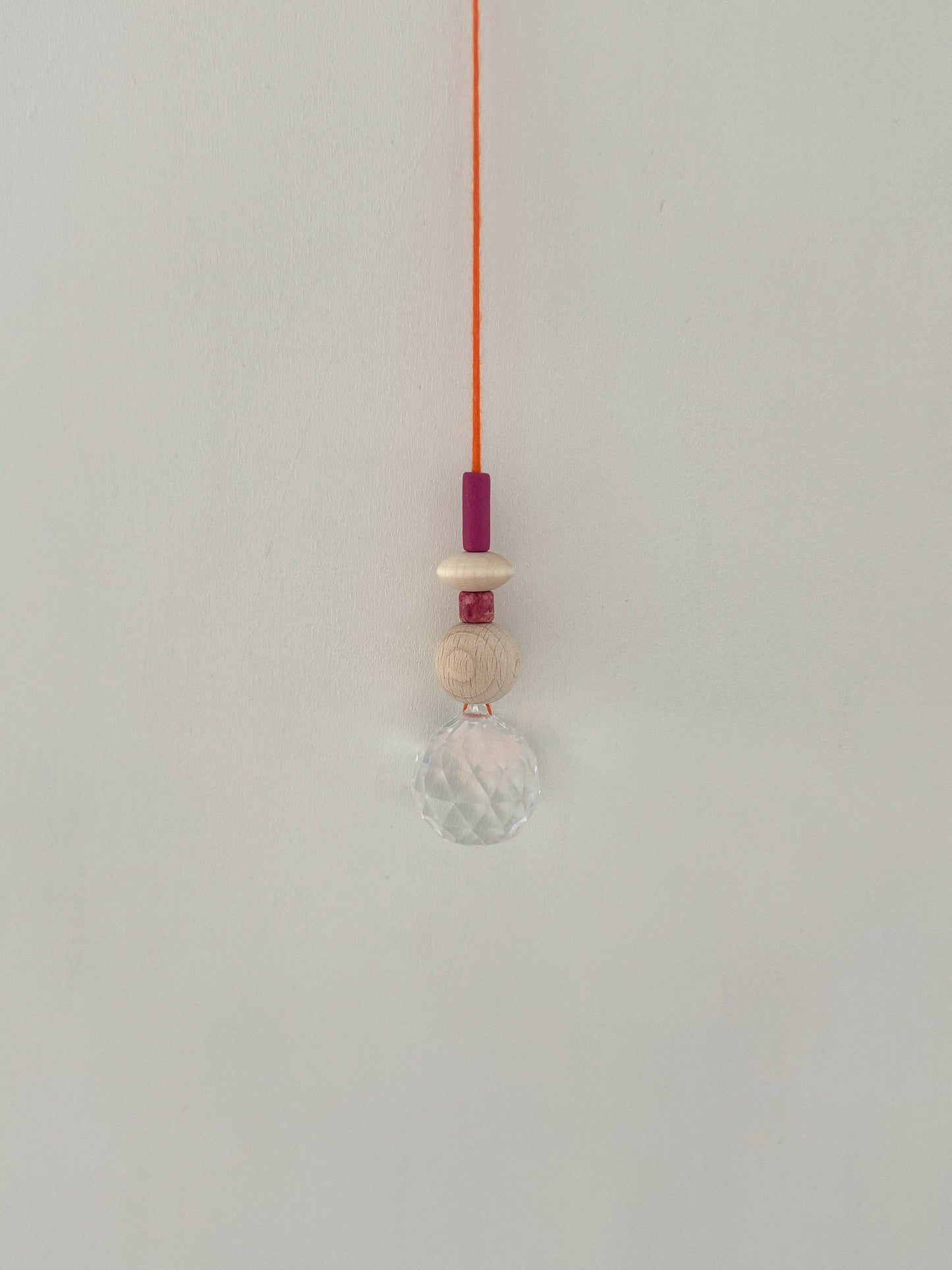 Handgefertigter bunter Sonnenfänger - Suncatcher mit Prisma - Regenbogen Fensterdekoration aus Glas