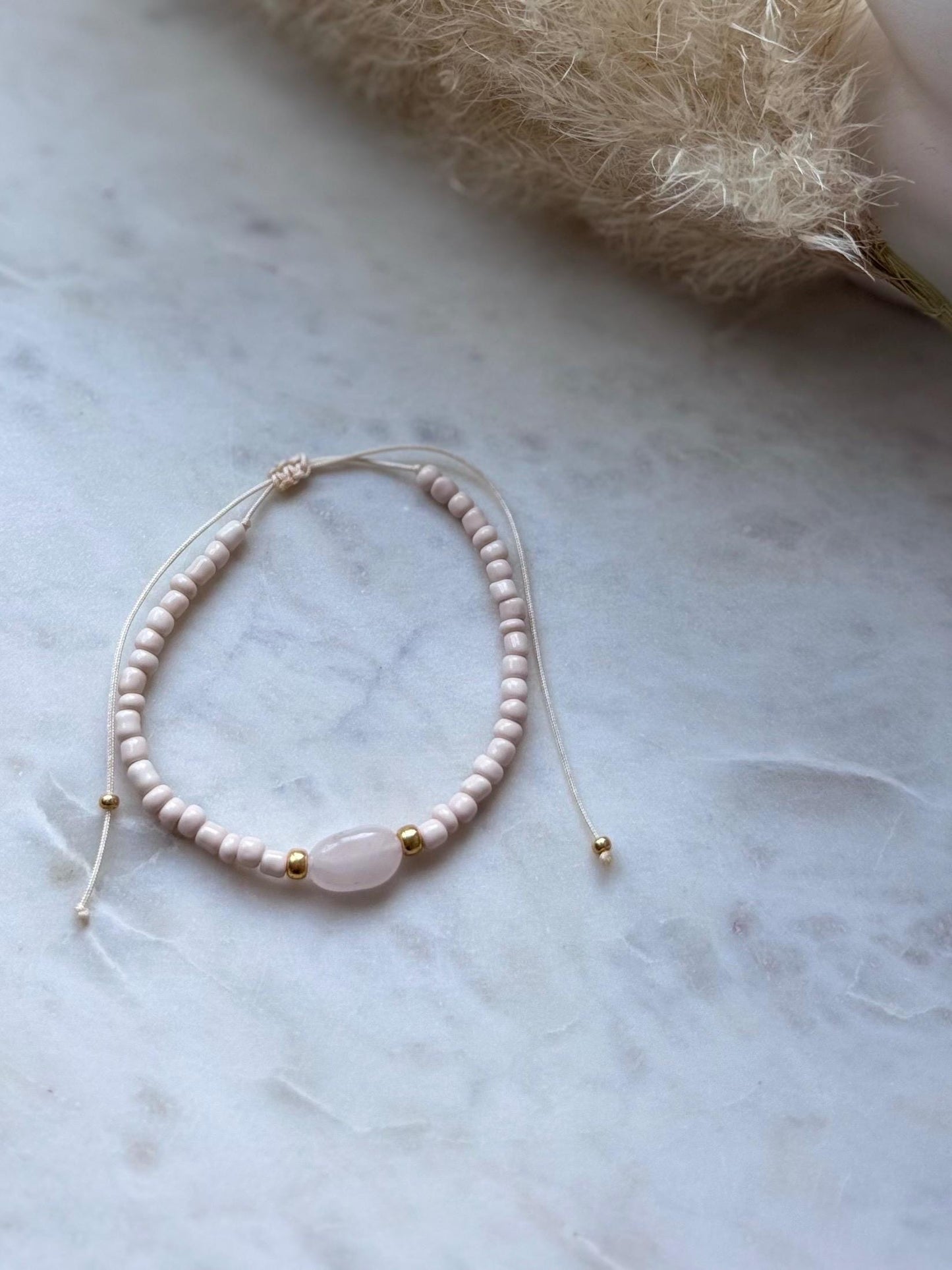 Zartes Edelsteinarmband handgefertigt - mit Rosenquarz - Freundschaftsarmband