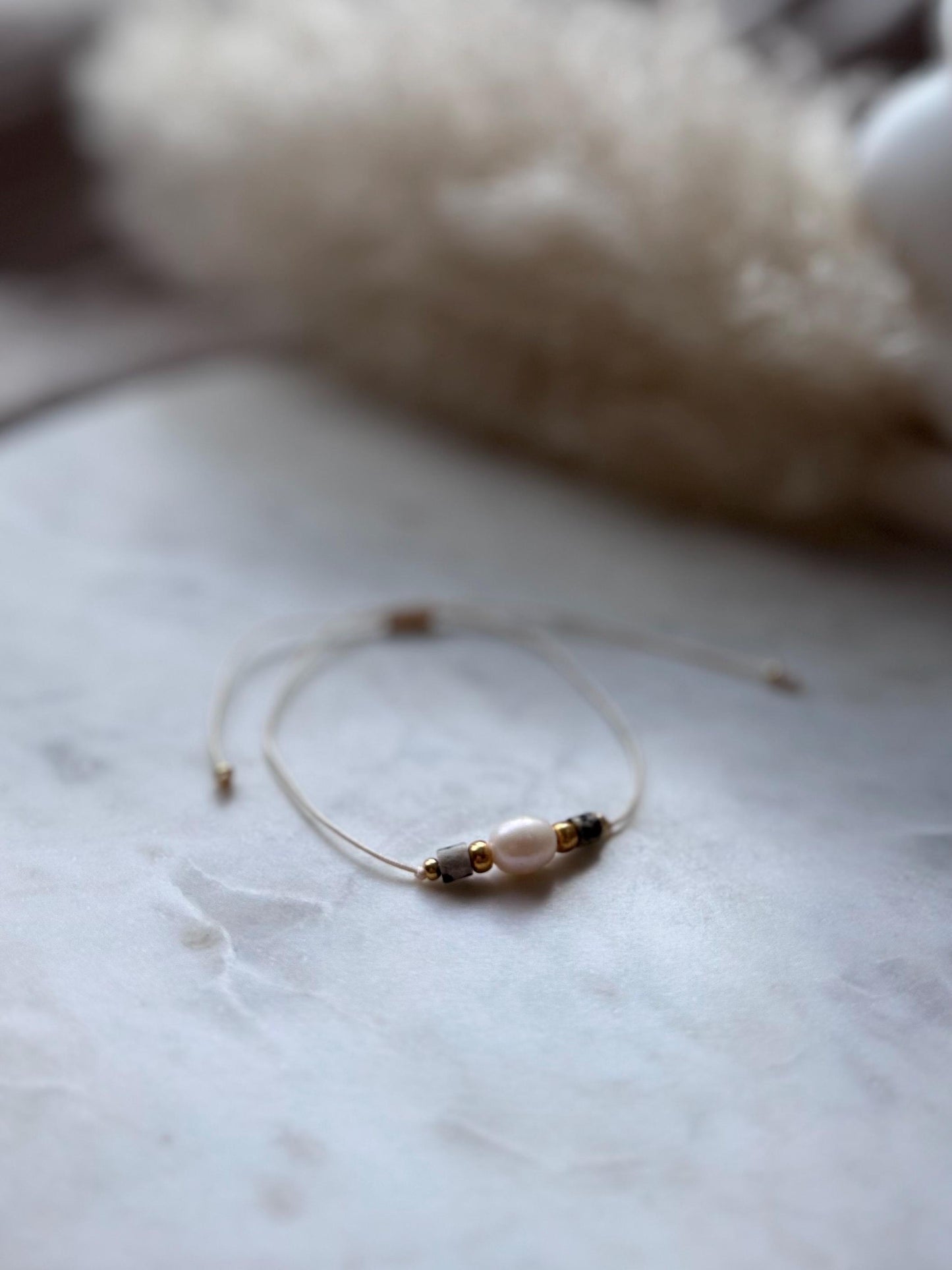 Zartes Edelsteinarmband handgefertigt - mit Dalmatiner Jaspis und Süßwasserperle - Freundschaftsarmband