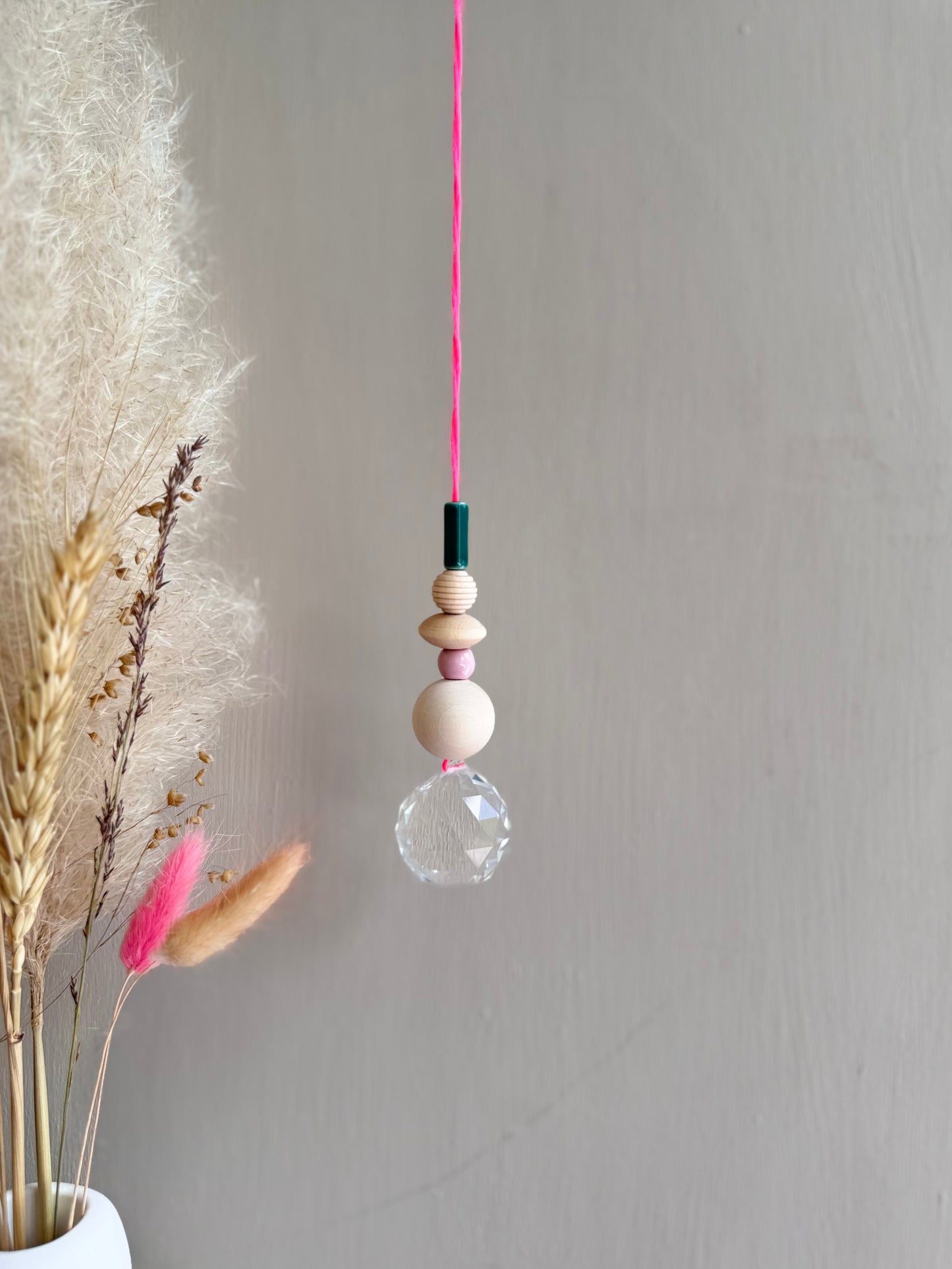Handgefertigter bunter Sonnenfänger - Suncatcher mit Prisma - Regenbogen Fensterdekoration aus Glas