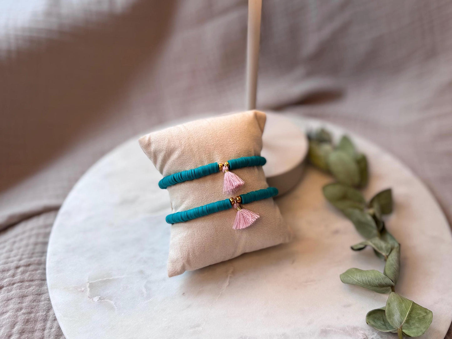 Katsuki Perlenarmband handgefertigt - Buntes Armband mit Quaste in Altrosa