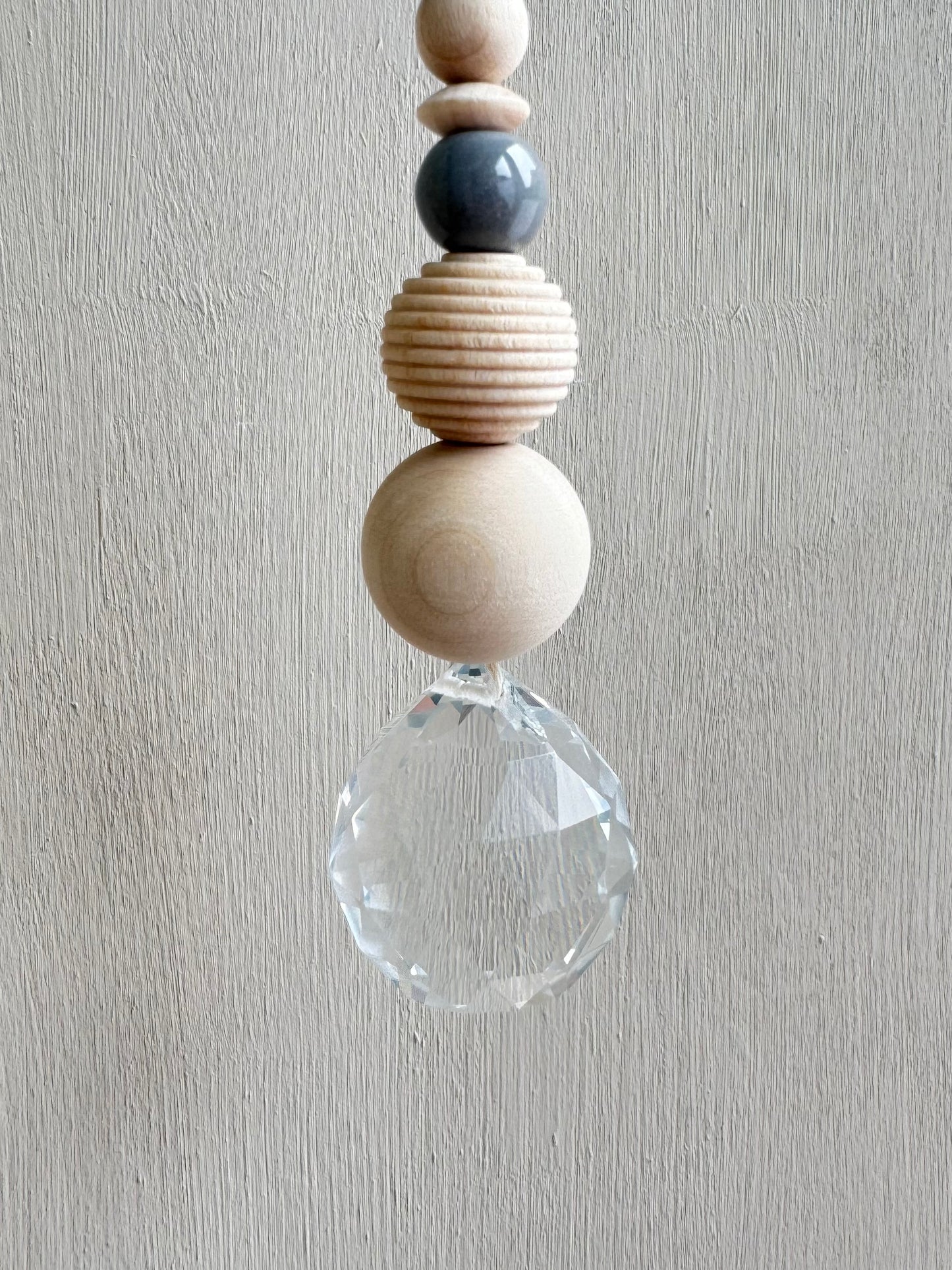 Handgefertigter schlichter Sonnenfänger - Suncatcher mit Prisma - Regenbogen Fensterdekoration aus Glas - Grau