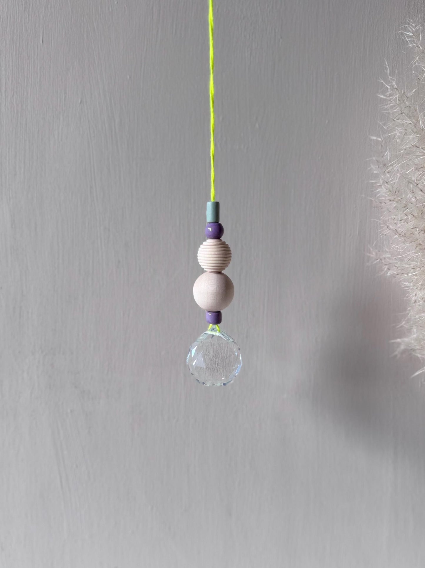 Handgefertigter bunter Sonnenfänger - Suncatcher mit Prisma - Regenbogen Fensterdekoration aus Glas