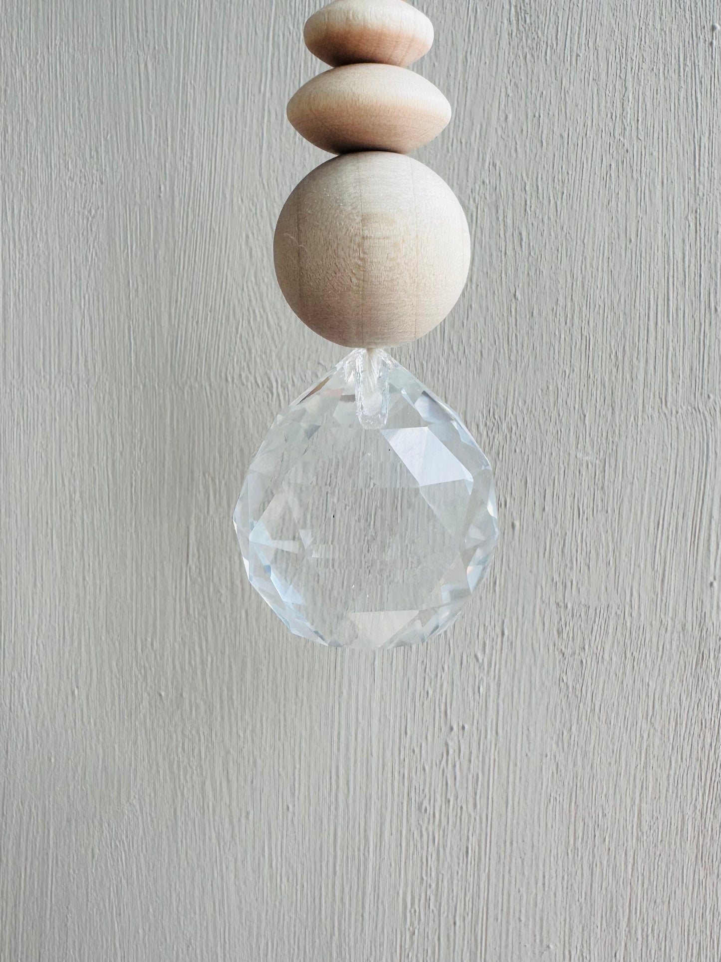 Handgefertigter schlichter Sonnenfänger - Suncatcher mit Prisma - Regenbogen Fensterdekoration aus Glas - Gold und Rosa