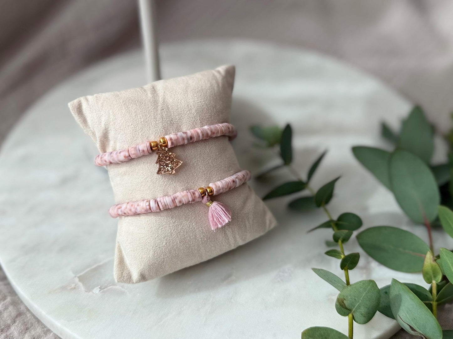 Katsuki Perlenarmband handgefertigt - Schlichtes Armband mit Weihnachtsbaum