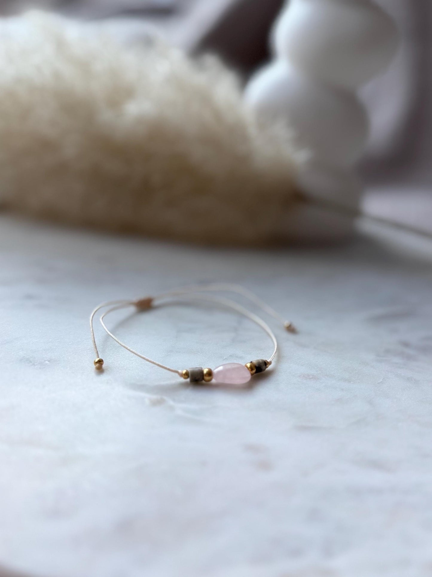 Zartes Edelsteinarmband handgefertigt - mit Dalmatiner Jaspis und Rosenquarz - Freundschaftsarmband