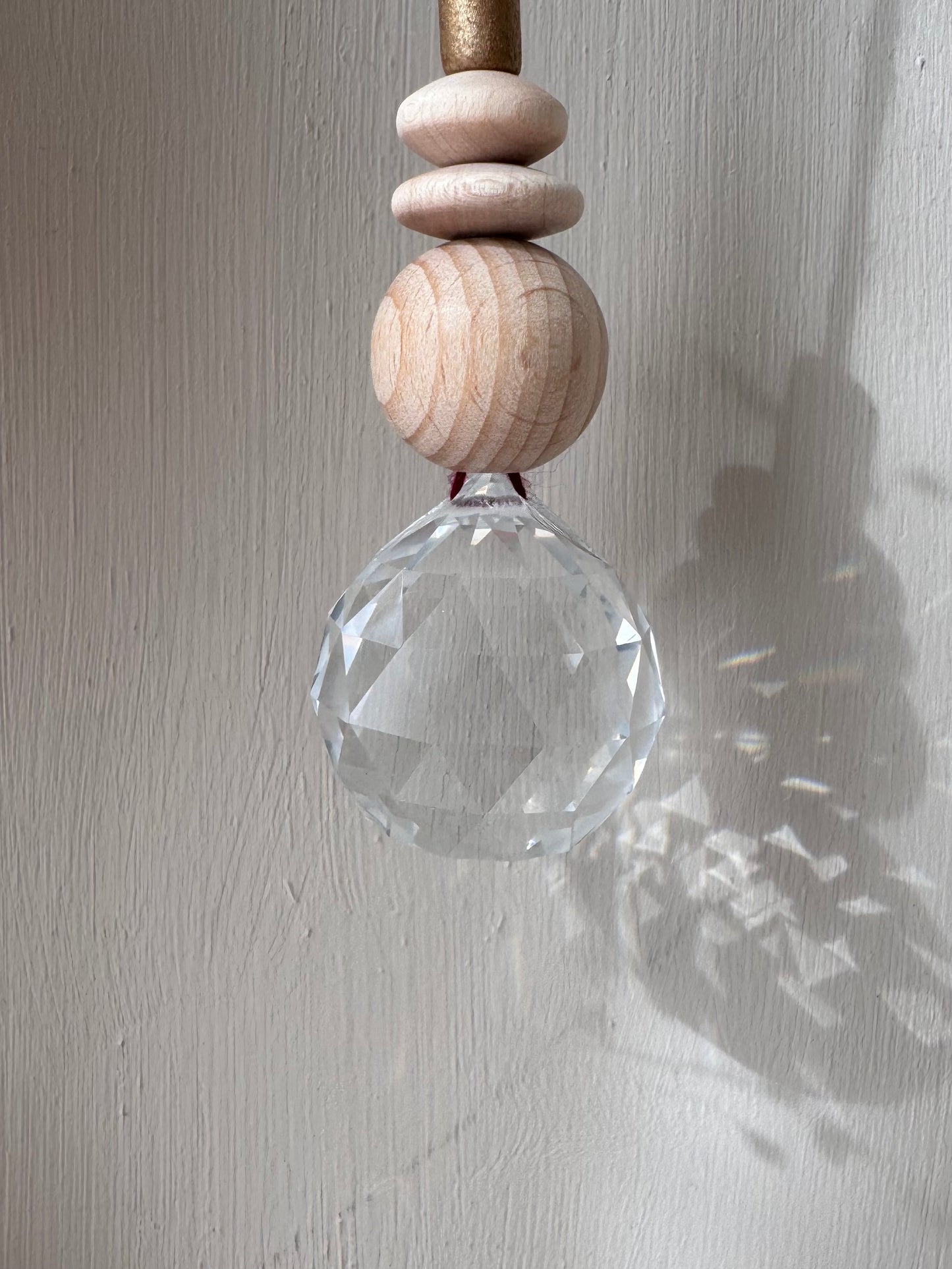 Handgefertigter schlichter Sonnenfänger Bordeaux und Gold - Suncatcher mit Prisma - Regenbogen Fensterdekoration aus Glas
