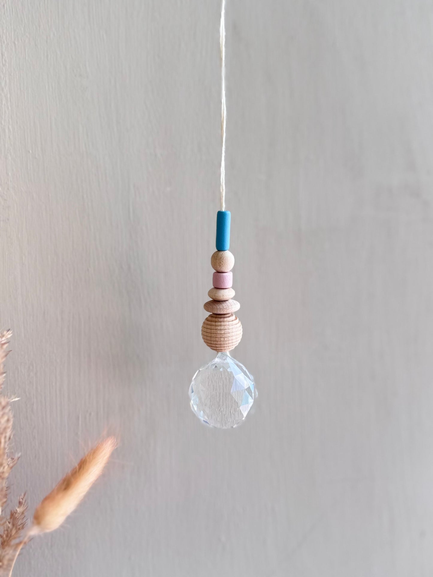 Handgefertigter bunter Sonnenfänger - Suncatcher mit Prisma - Regenbogen Fensterdekoration aus Glas