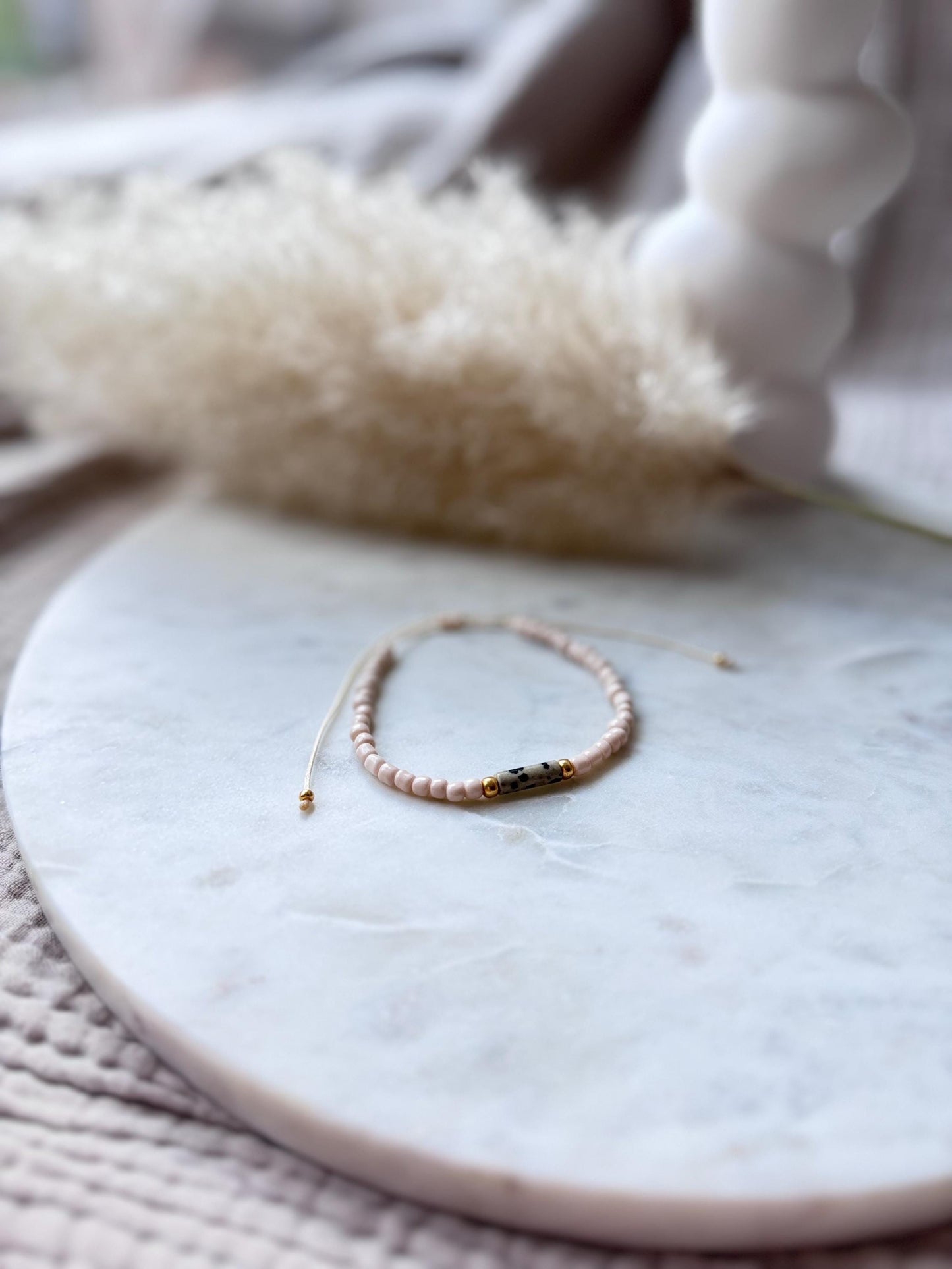 Zartes Edelsteinarmband handgefertigt - mit Dalmatiner Jaspis - Freundschaftsarmband