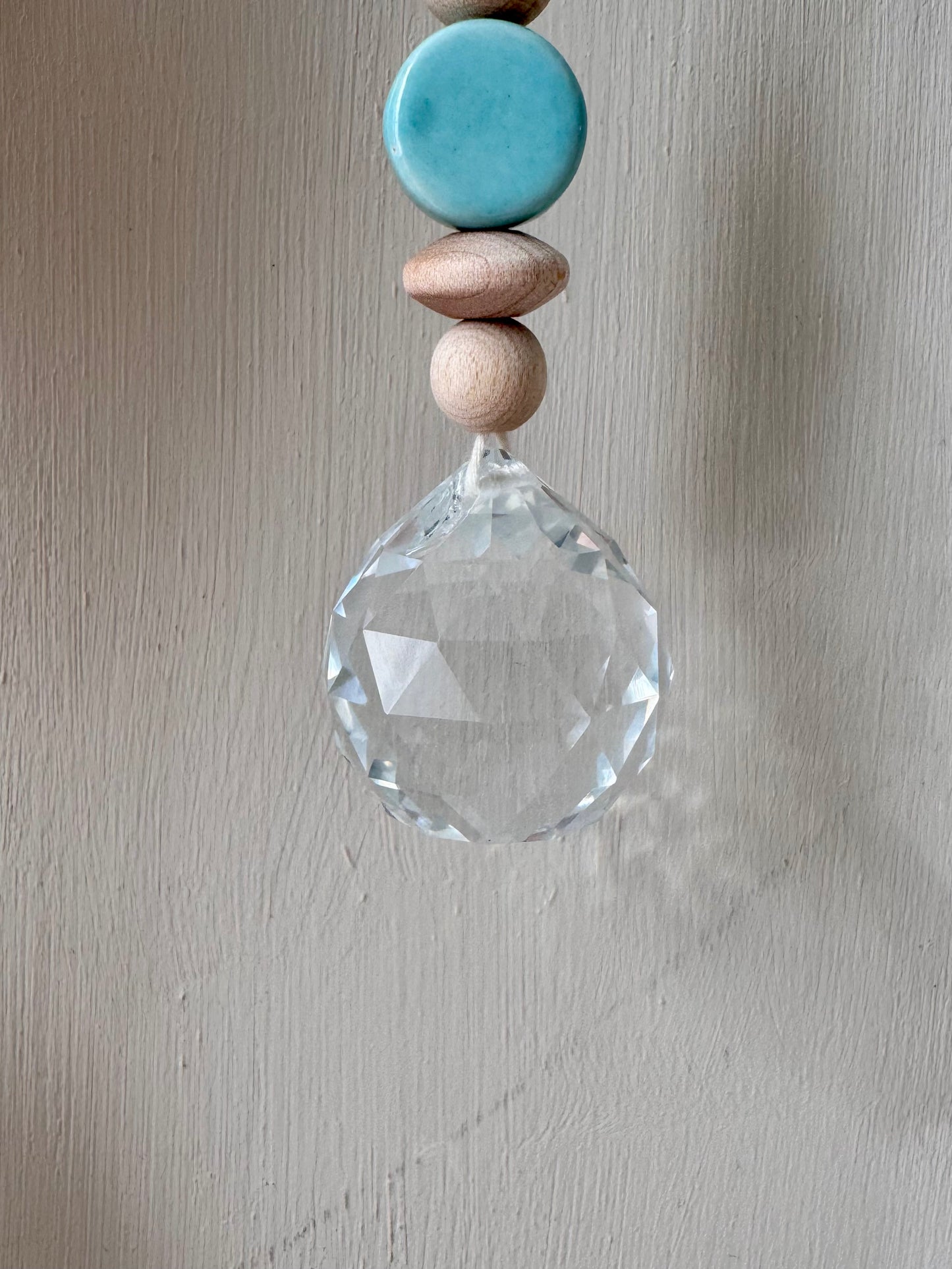 Handgefertigter schlichter Sonnenfänger Hellblau - Suncatcher mit Prisma - Regenbogen Fensterdekoration aus Glas
