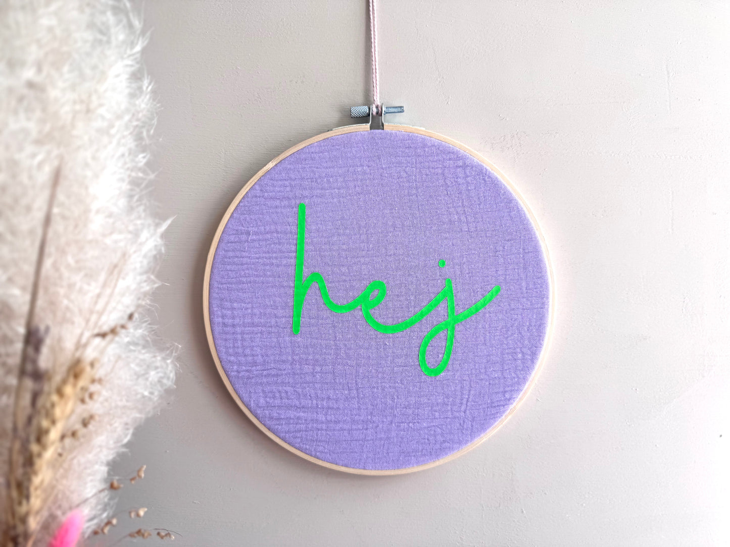 Stickrahmen "hej" - Neongrün - Musselinstoff - Handgemachte Sommerdeko Wanddeko Türkranz
