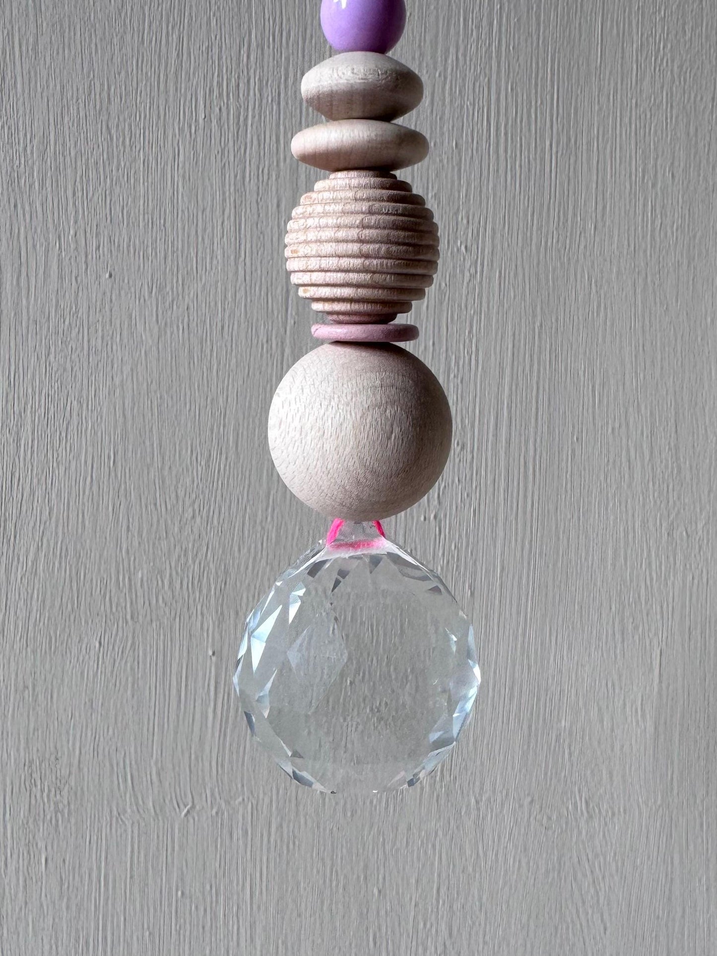 Handgefertigter bunter Sonnenfänger - Suncatcher mit Prisma - Regenbogen Fensterdekoration aus Glas
