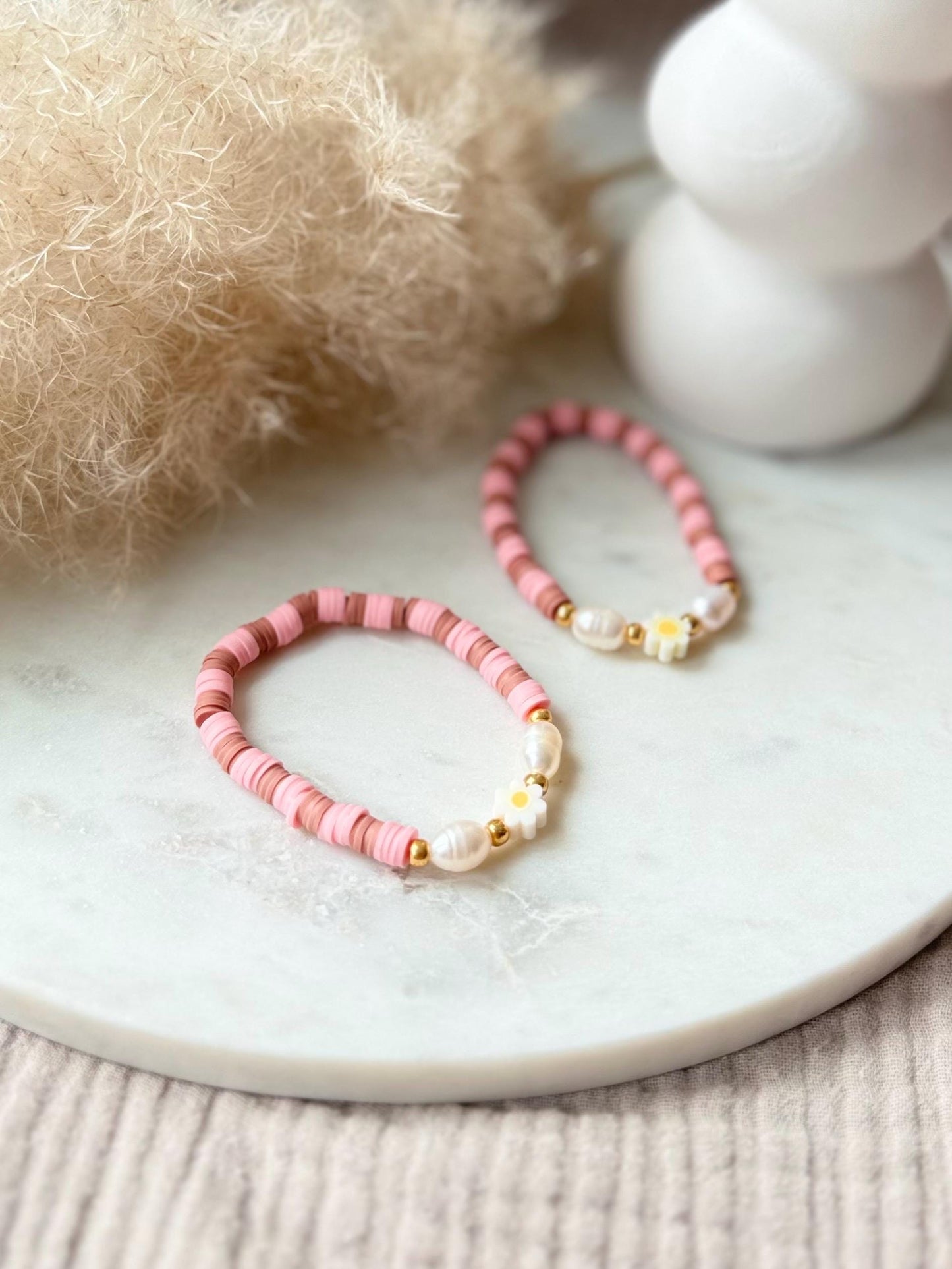 Katsuki Perlenarmband handgefertigt - Buntes Armband mit Süßwasserperlen und Blume