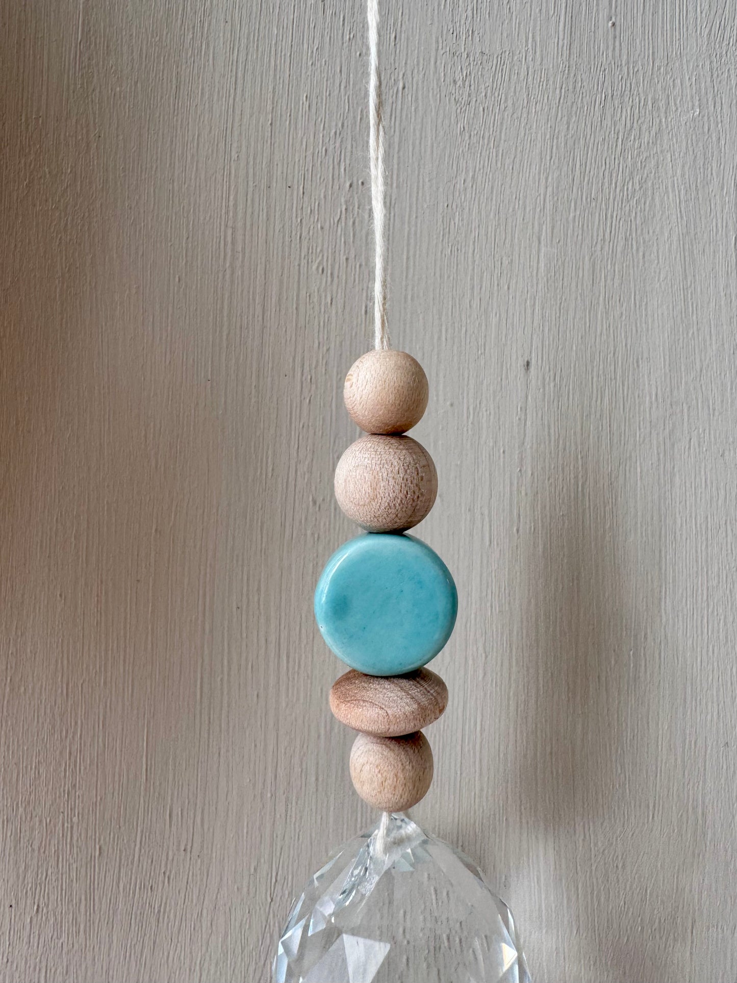 Handgefertigter schlichter Sonnenfänger Hellblau - Suncatcher mit Prisma - Regenbogen Fensterdekoration aus Glas