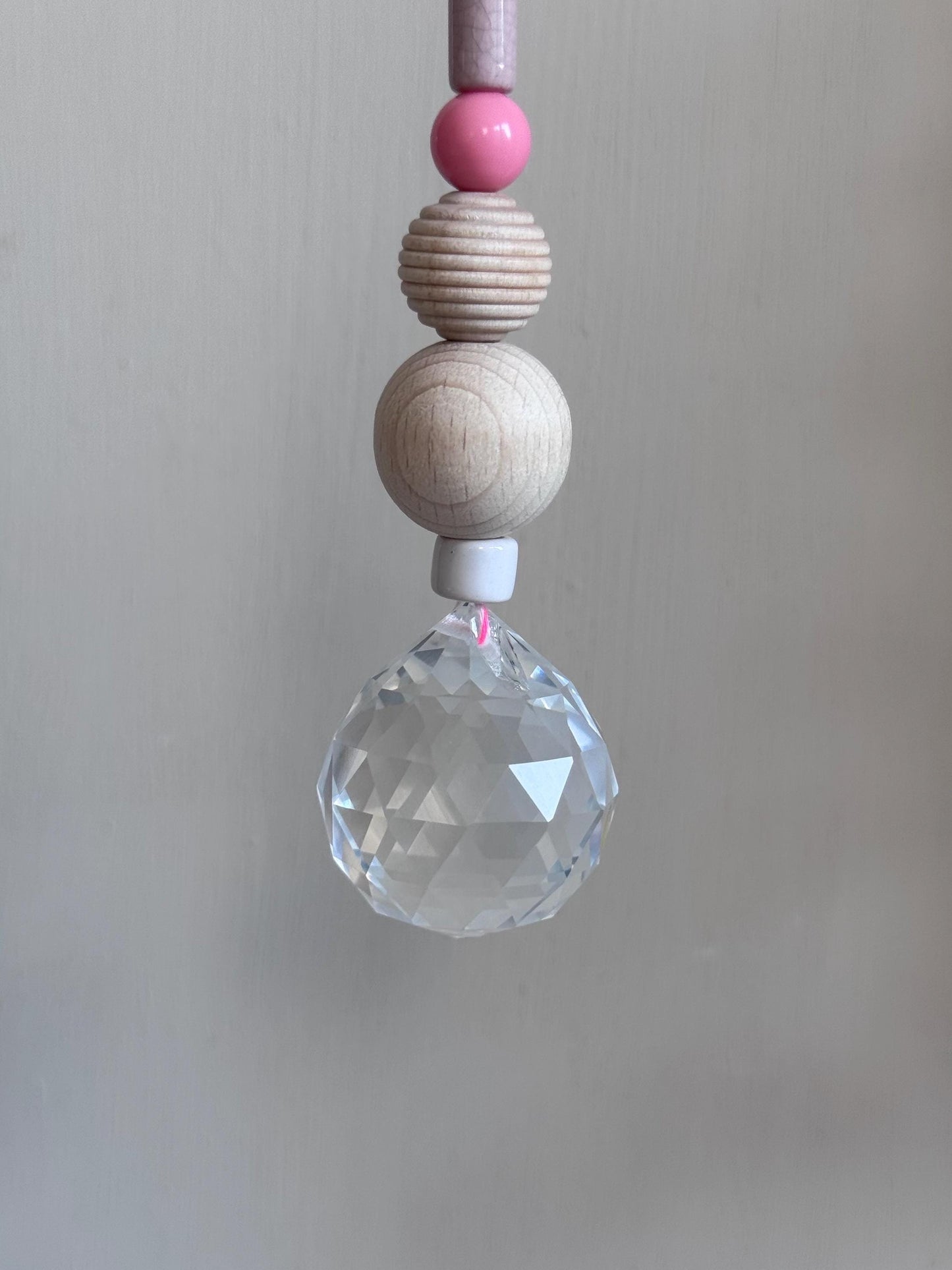 Handgefertigter bunter Sonnenfänger - Suncatcher mit Prisma - Regenbogen Fensterdekoration aus Glas