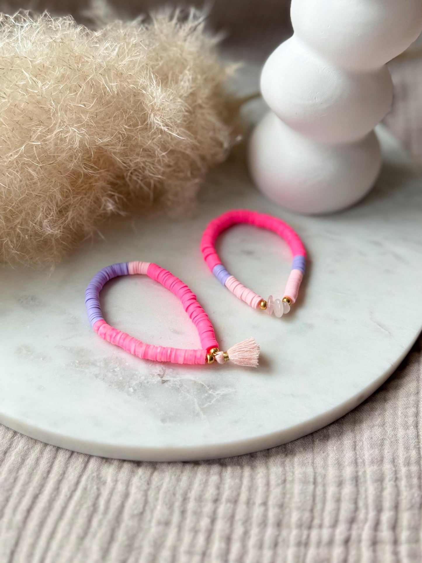 Katsuki Perlenarmband handgefertigt - Buntes Armband mit Rosenquarz Nuggets