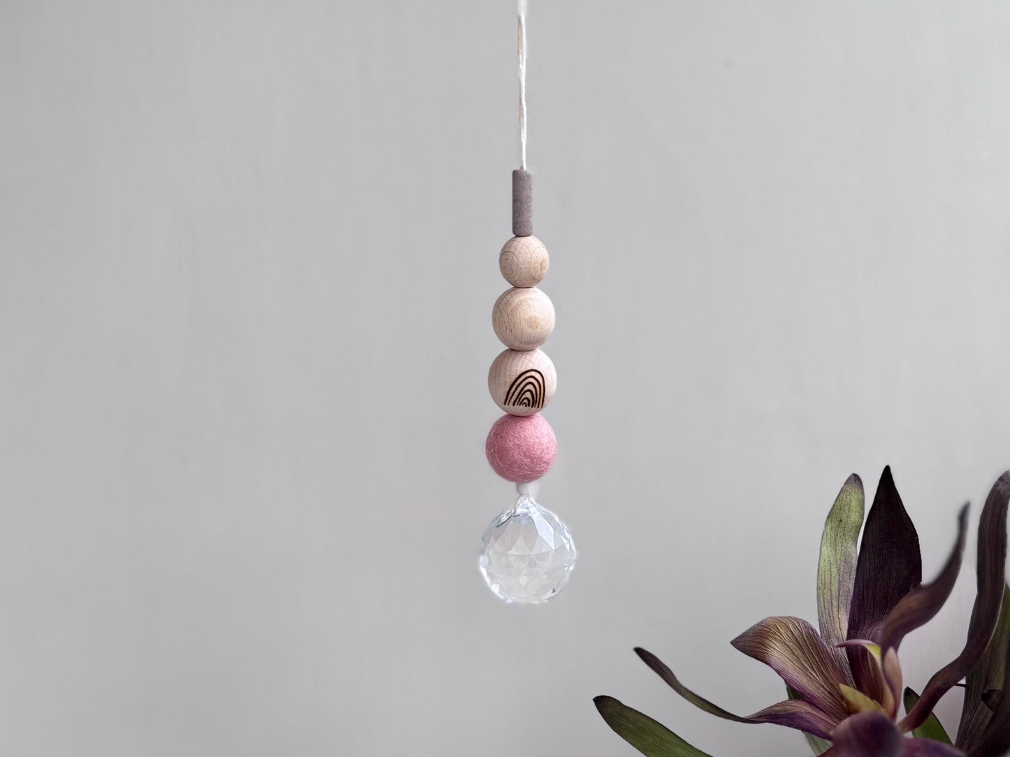 Handgefertigter schlichter Sonnenfänger FILZ - Suncatcher mit Prisma - Regenbogen Fensterdekoration aus Glas