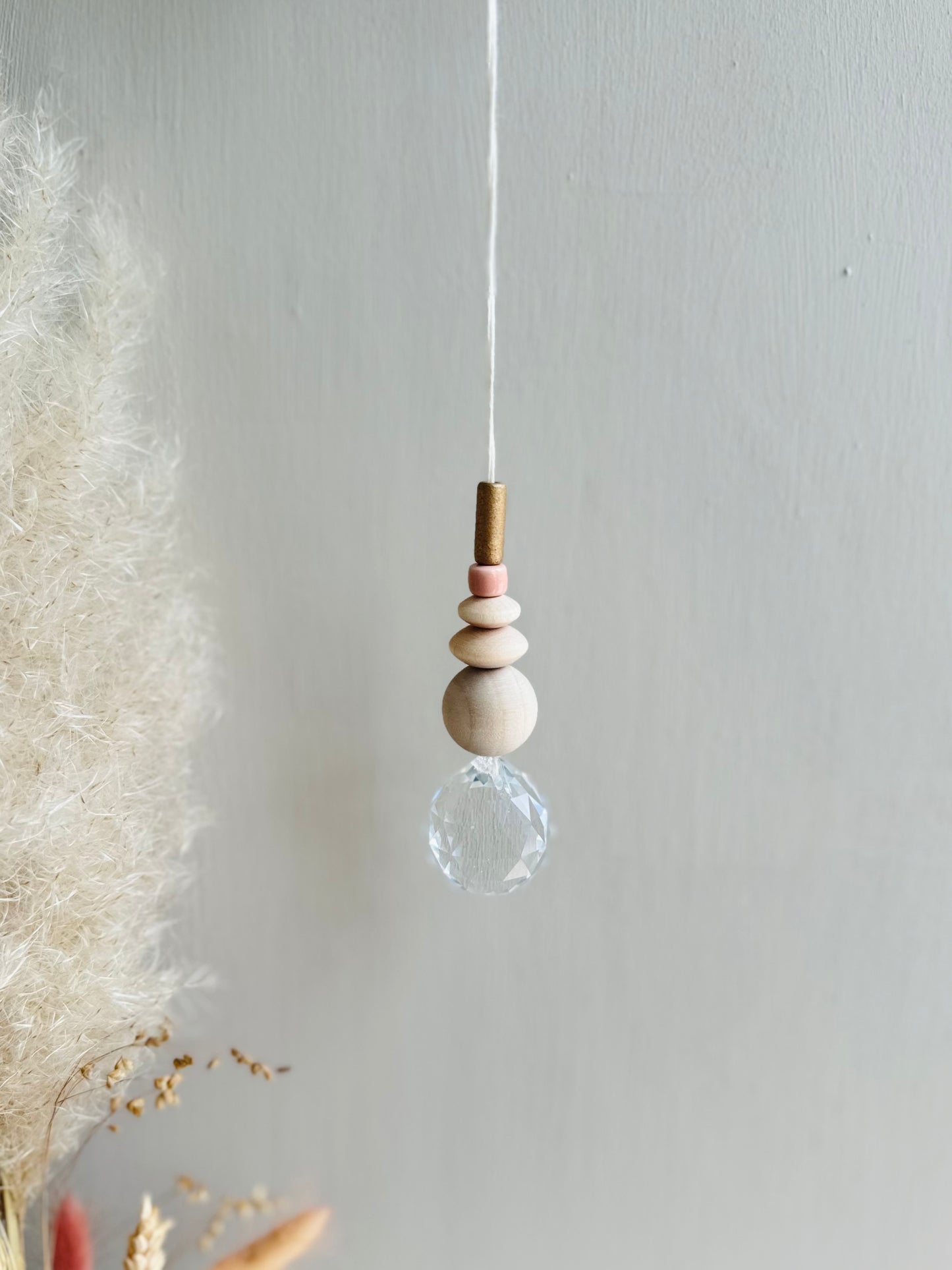 Handgefertigter schlichter Sonnenfänger - Suncatcher mit Prisma - Regenbogen Fensterdekoration aus Glas - Gold und Rosa