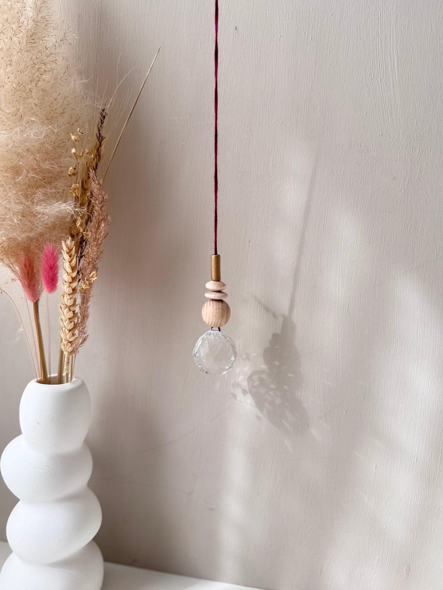 Handgefertigter schlichter Sonnenfänger Bordeaux und Gold - Suncatcher mit Prisma - Regenbogen Fensterdekoration aus Glas