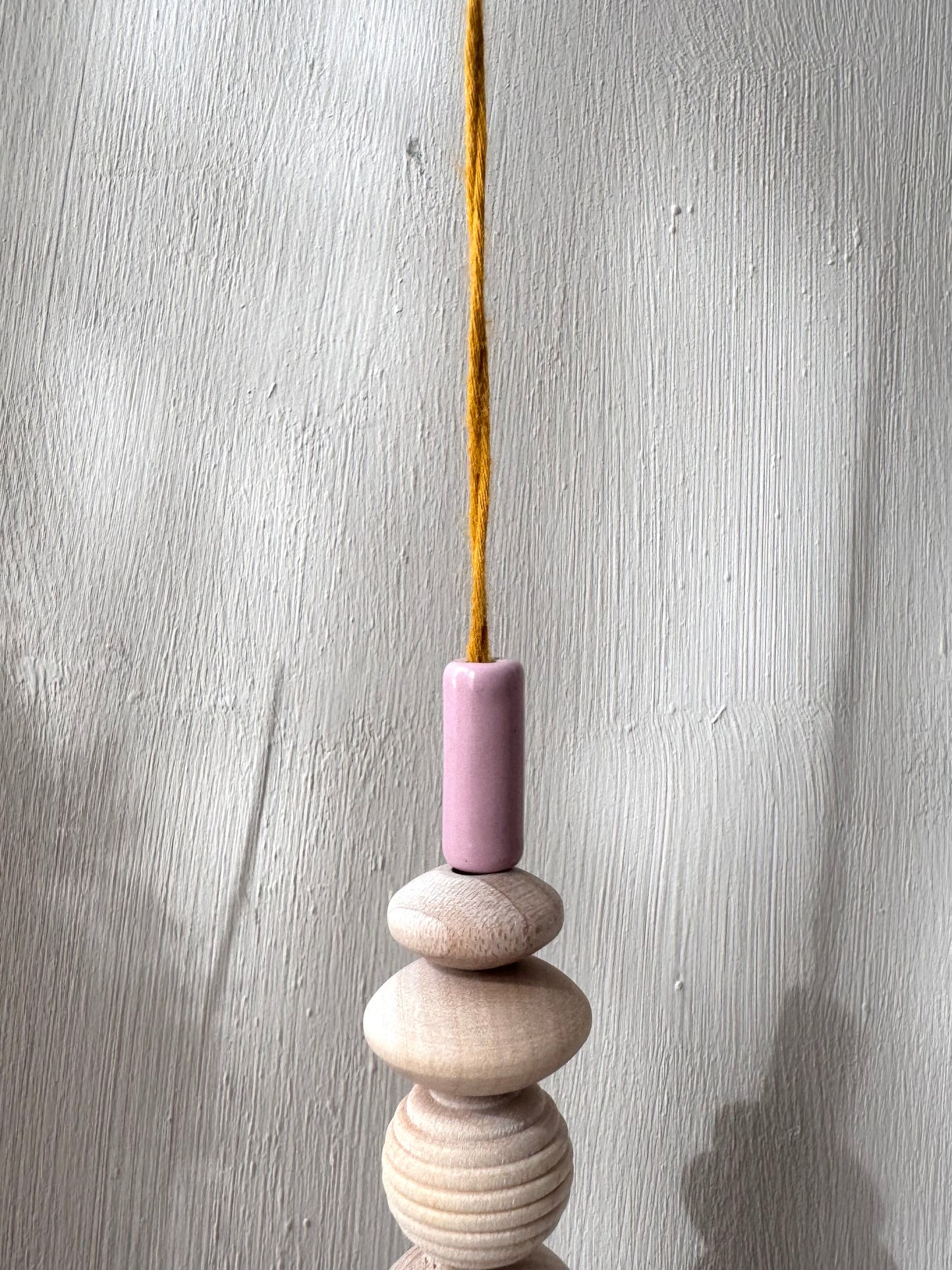 Handgefertigter bunter Sonnenfänger Ocker und Rosa - Suncatcher mit Prisma - Regenbogen Fensterdekoration aus Glas