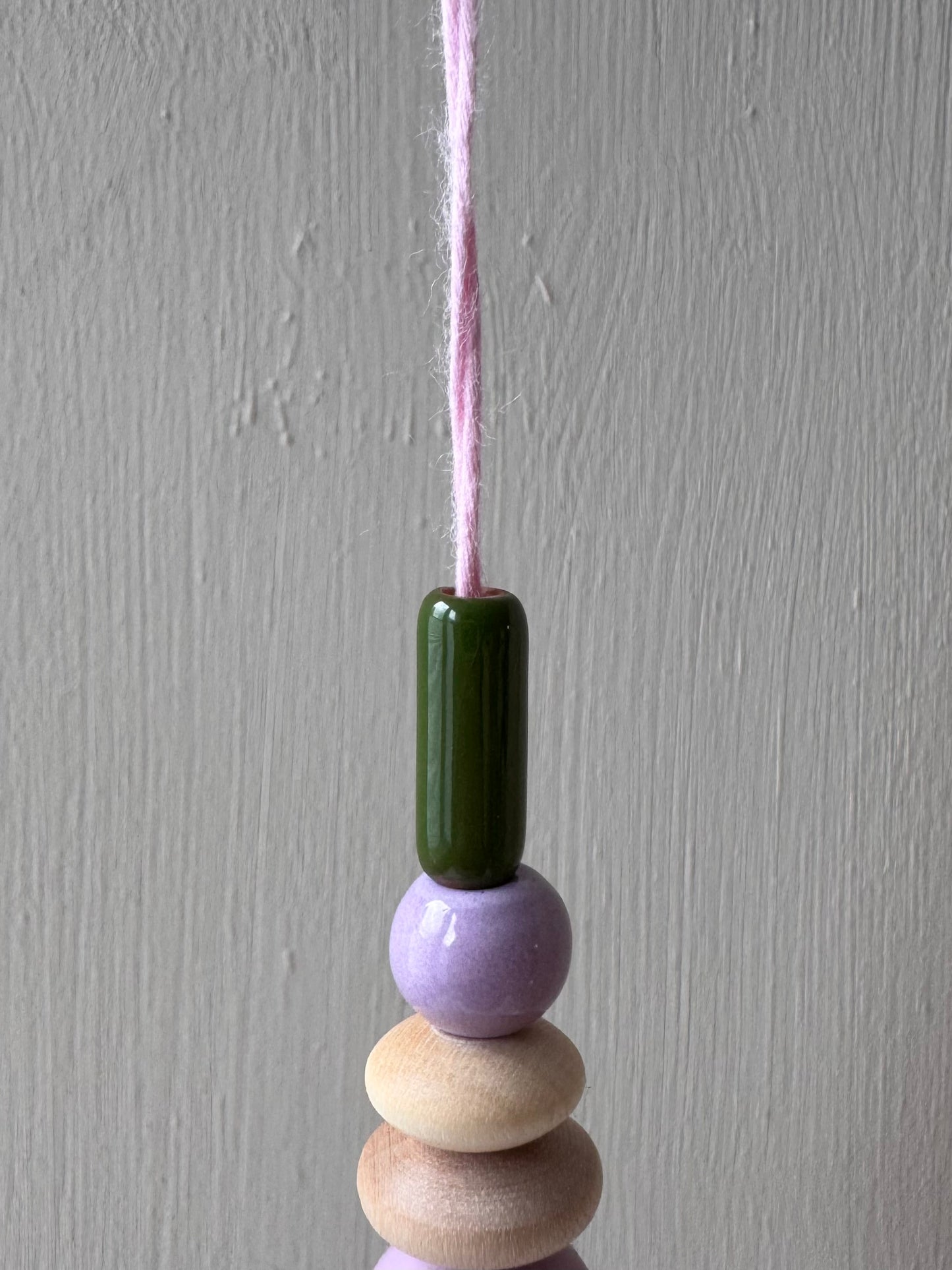 Handgefertigter bunter Sonnenfänger Rosa, Lila & Grün - Suncatcher mit Prisma - Regenbogen Fensterdekoration aus Glas