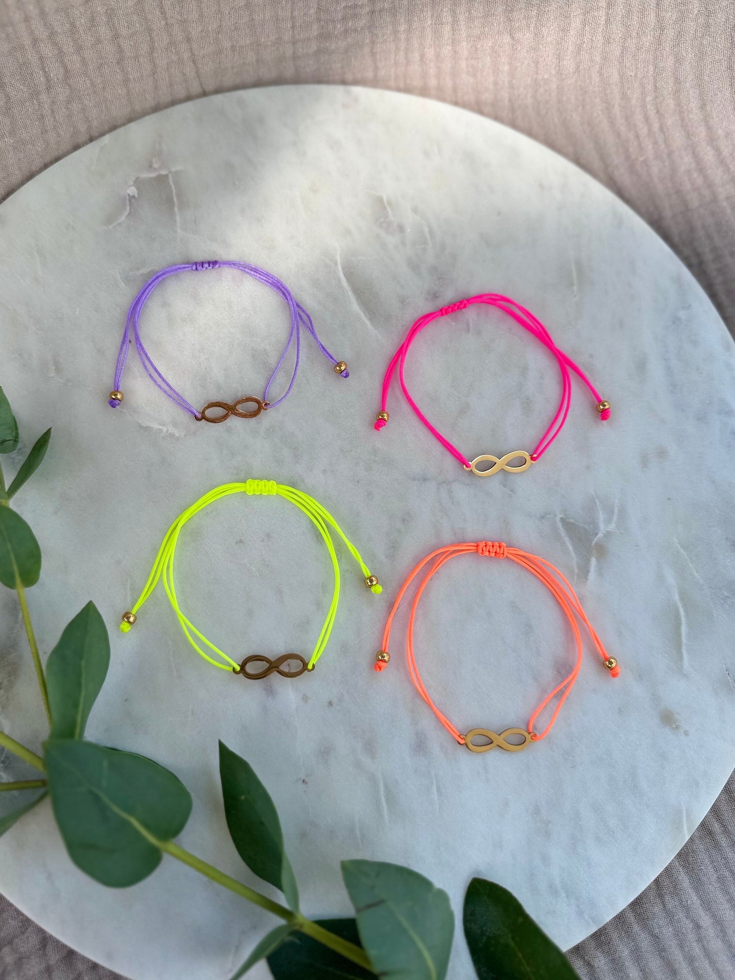 Zartes Infinity Armband handgefertigt Gold - Freundschaftsarmband bunt Ibiza Style