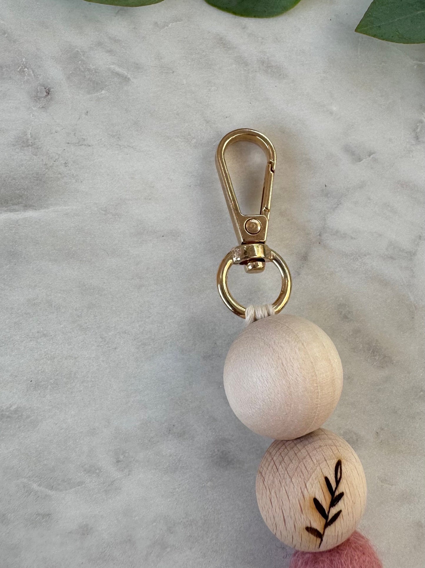 Handgefertigter Schlüsselanhänger aus Holz & Filz - Natürliches Accessoire