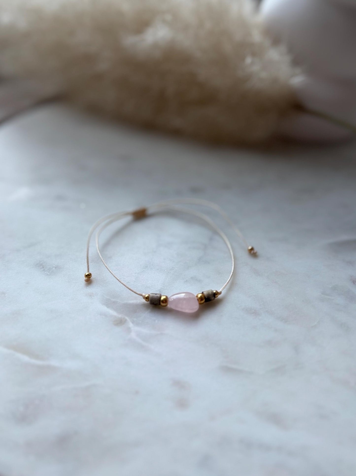 Zartes Edelsteinarmband handgefertigt - mit Dalmatiner Jaspis und Rosenquarz - Freundschaftsarmband