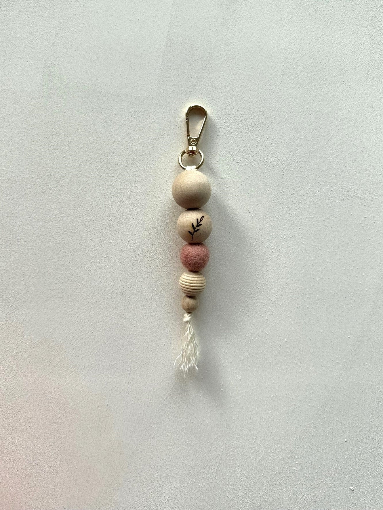 Handgefertigter Schlüsselanhänger aus Holz & Filz - Natürliches Accessoire