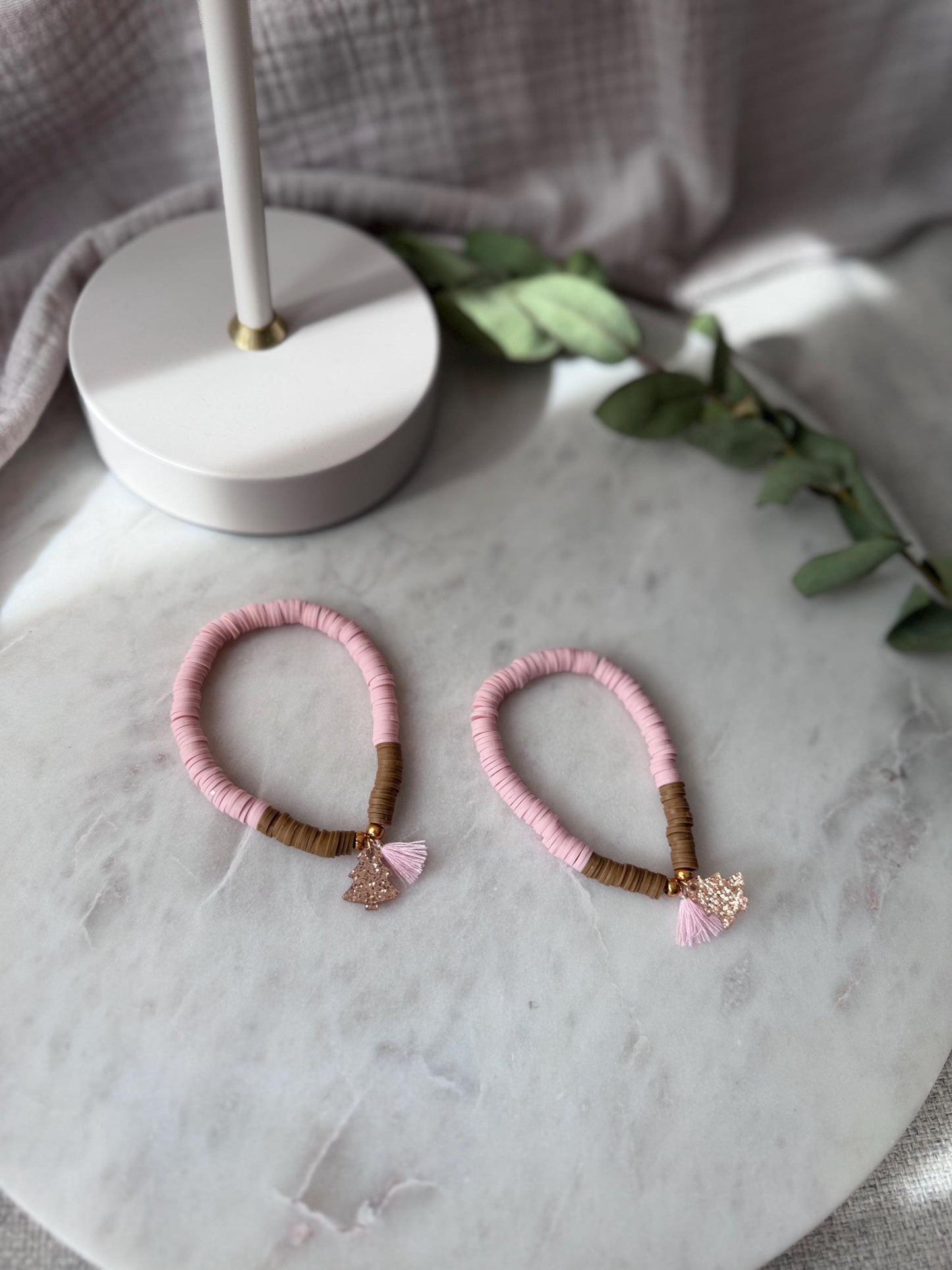 Katsuki Perlenarmband handgefertigt - Schlichtes Armband mit Weihnachtsbaum