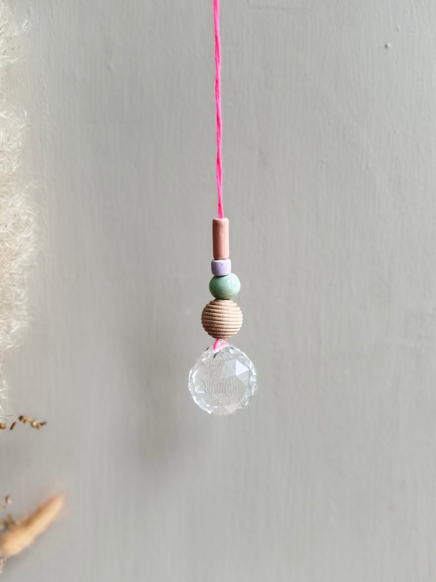 Handgefertigter bunter Sonnenfänger - Suncatcher mit Prisma - Regenbogen Fensterdekoration aus Glas