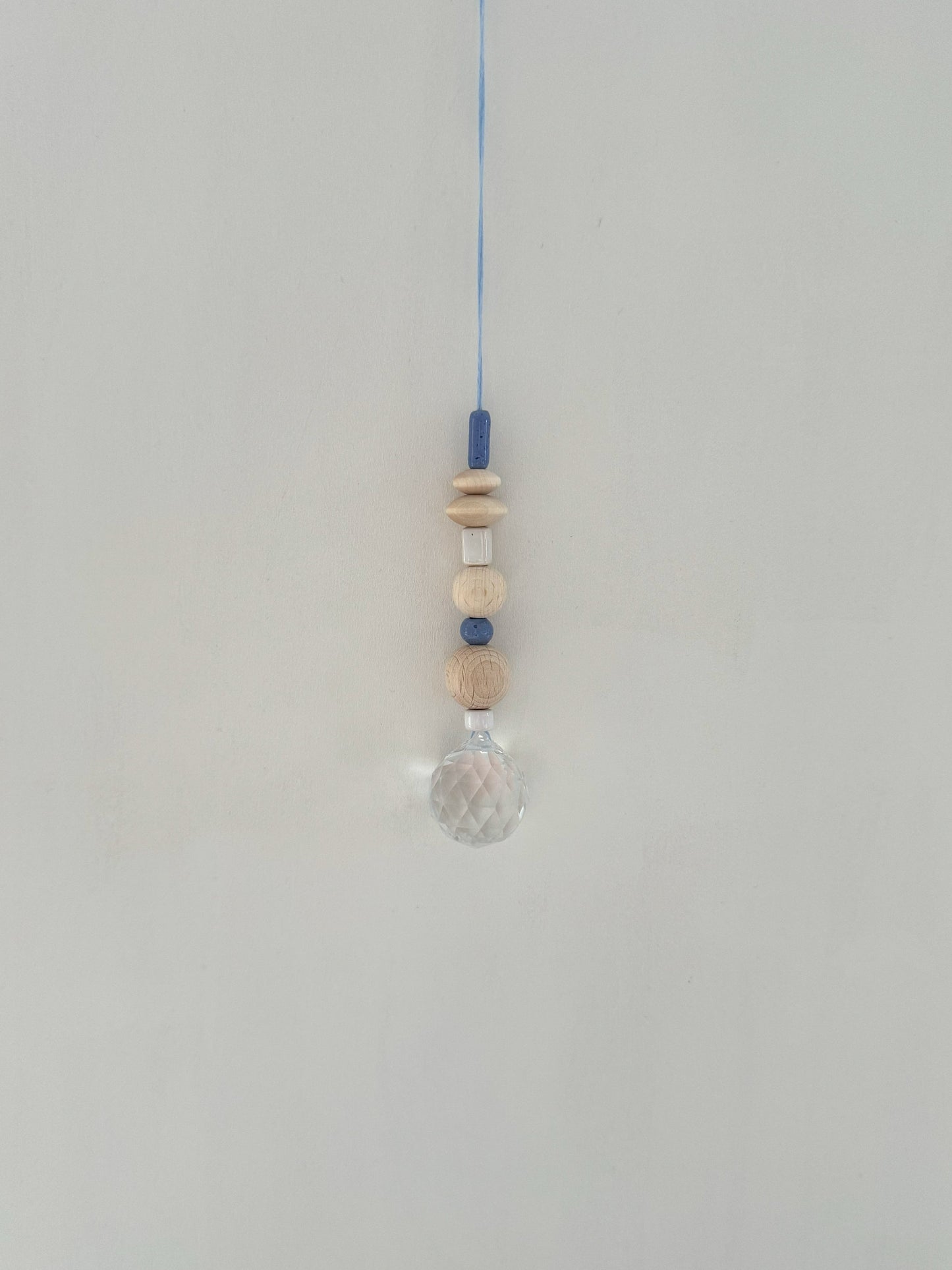 Handgefertigter schlichter Sonnenfänger - Suncatcher mit Prisma - Regenbogen Fensterdekoration aus Glas