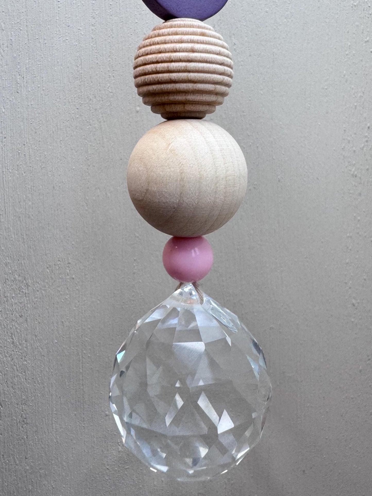 Handgefertigter bunter Sonnenfänger - Suncatcher mit Prisma - Regenbogen Fensterdekoration aus Glas