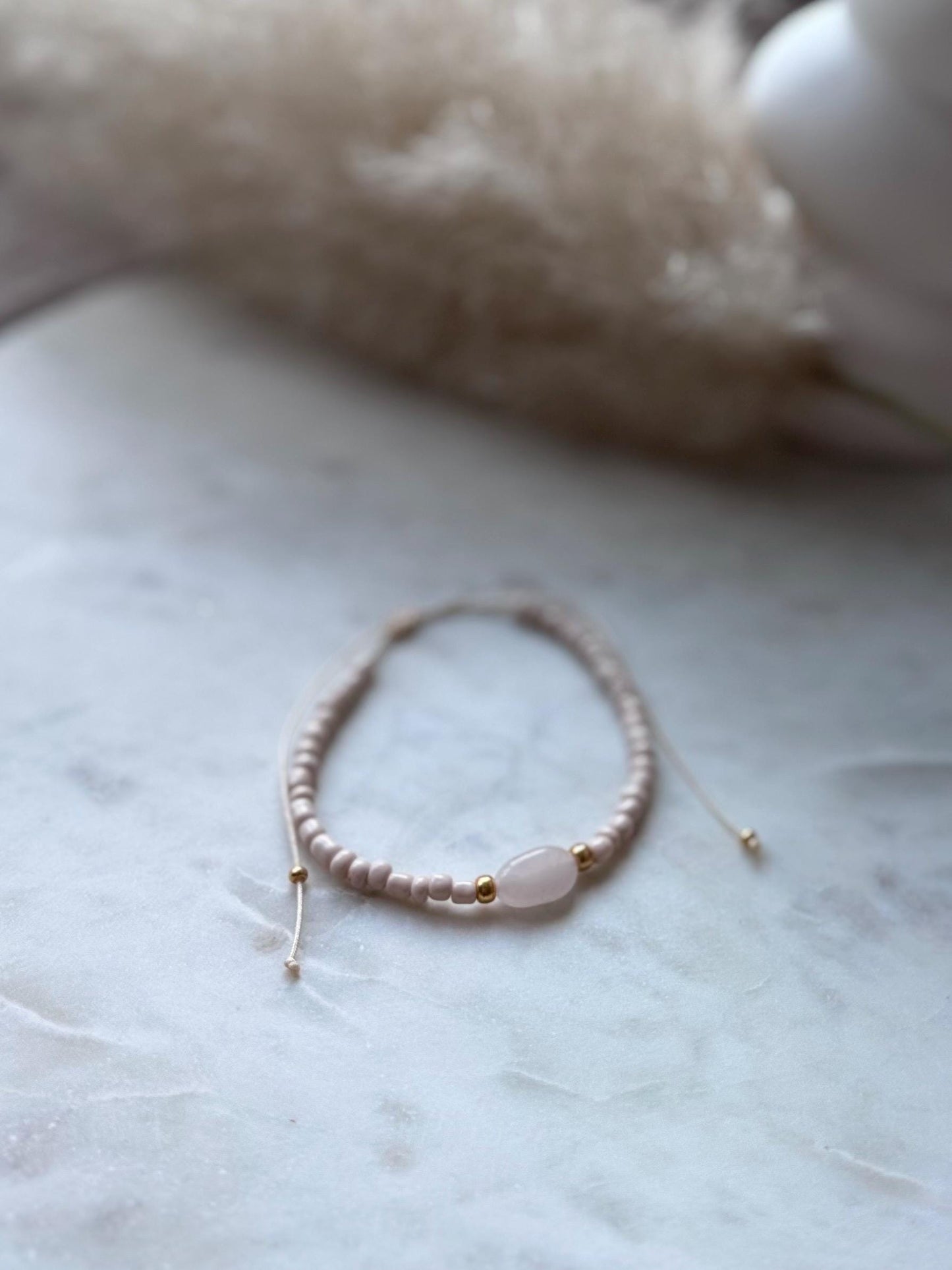 Zartes Edelsteinarmband handgefertigt - mit Rosenquarz - Freundschaftsarmband