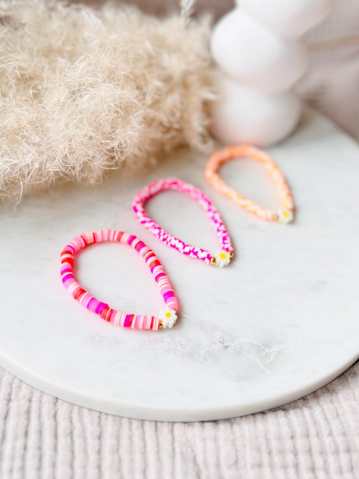 Katsuki Perlenarmband handgefertigt - Pinkes Armband mit Blume