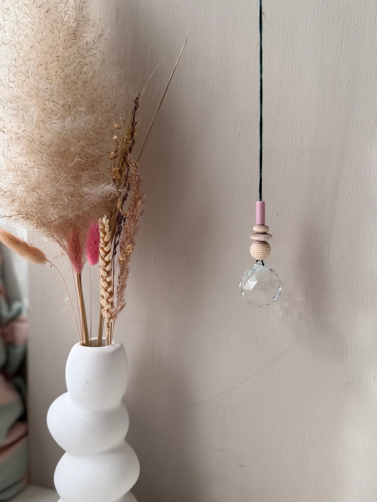 Handgefertigter bunter Sonnenfänger Grün und Rosa - Suncatcher mit Prisma - Regenbogen Fensterdekoration aus Glas