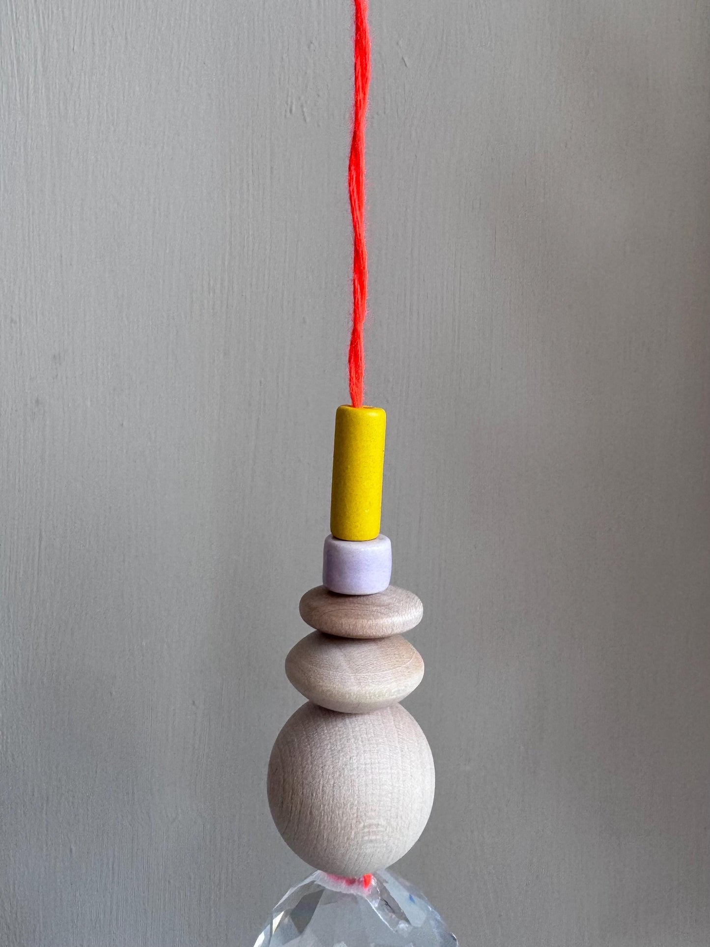 Handgefertigter bunter Sonnenfänger - Suncatcher mit Prisma - Regenbogen Fensterdekoration aus Glas