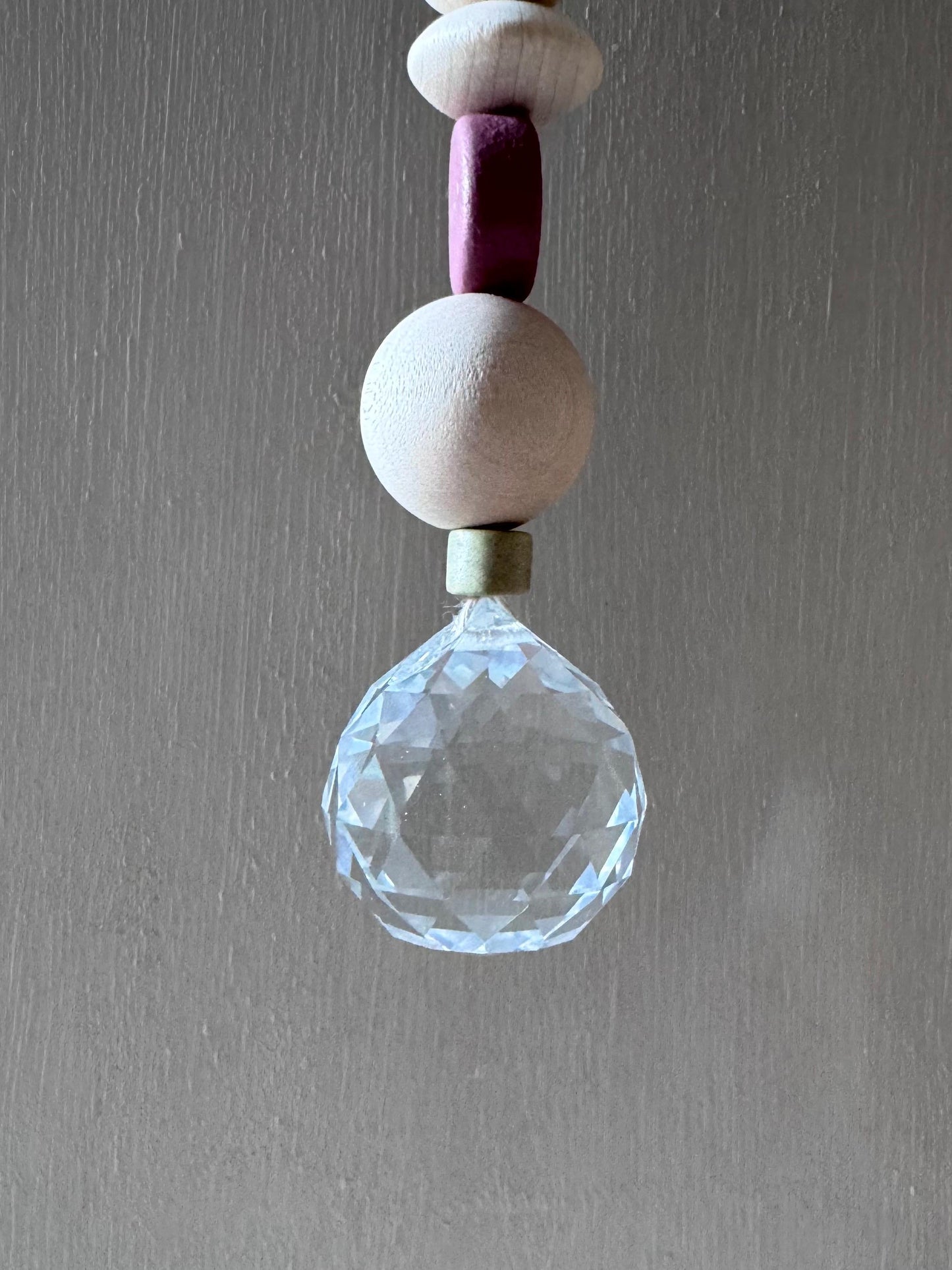 Handgefertigter bunter Sonnenfänger - Suncatcher mit Prisma - Regenbogen Fensterdekoration aus Glas
