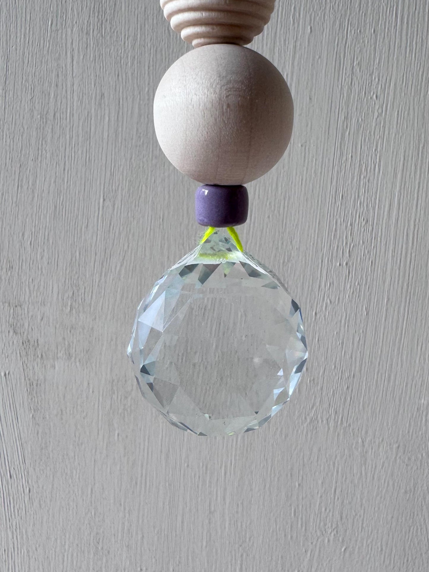 Handgefertigter bunter Sonnenfänger - Suncatcher mit Prisma - Regenbogen Fensterdekoration aus Glas