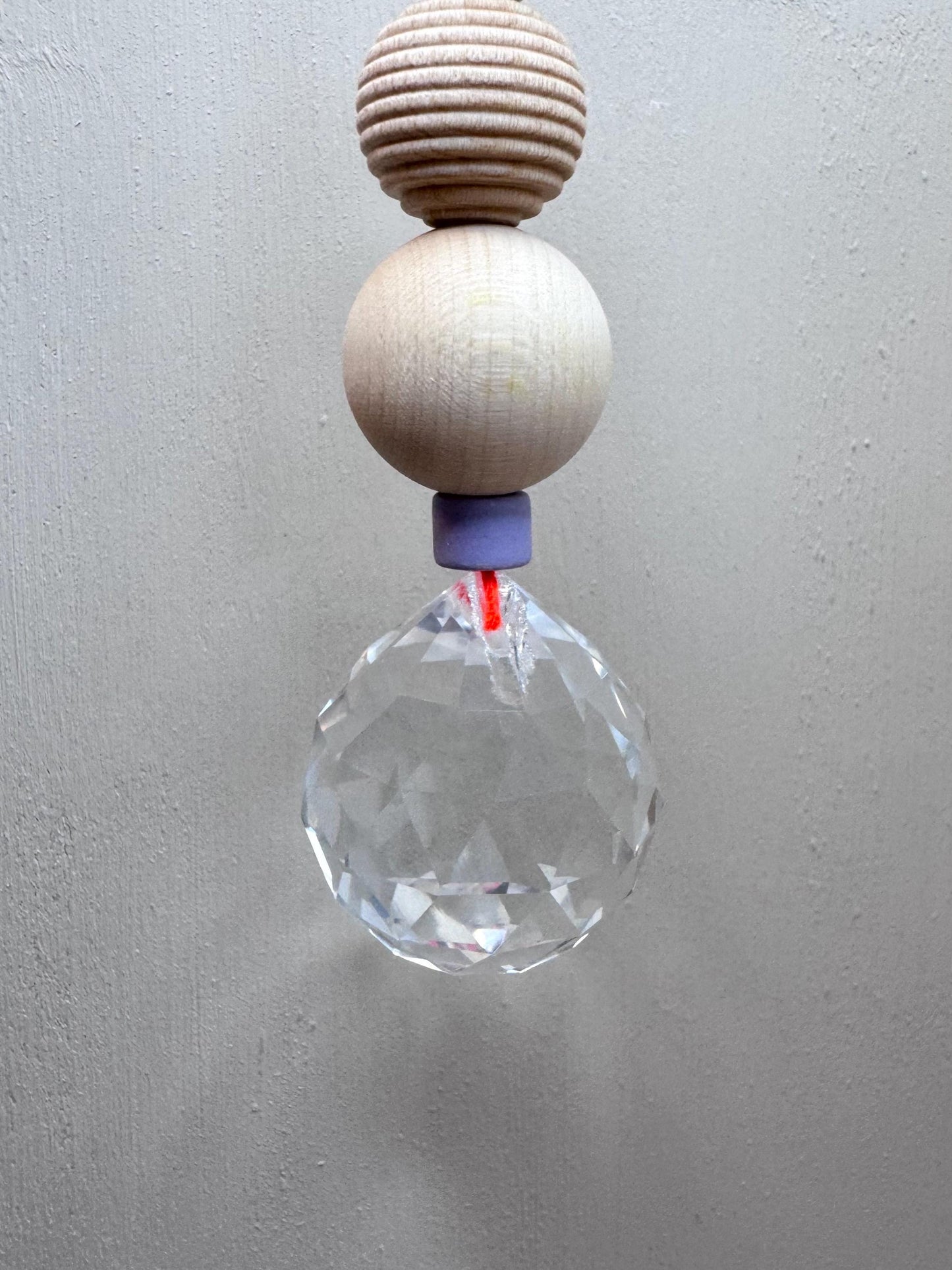 Handgefertigter bunter Sonnenfänger - Suncatcher mit Prisma - Regenbogen Fensterdekoration aus Glas