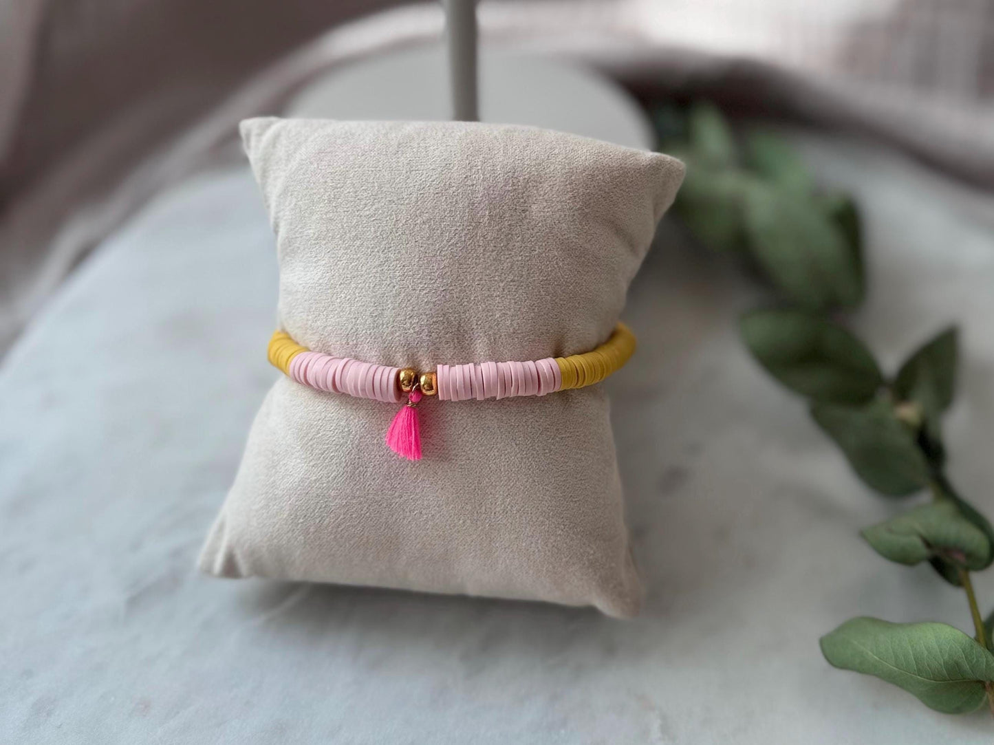 Katsuki Perlenarmband handgefertigt - Buntes Armband mit Quaste in Neonpink