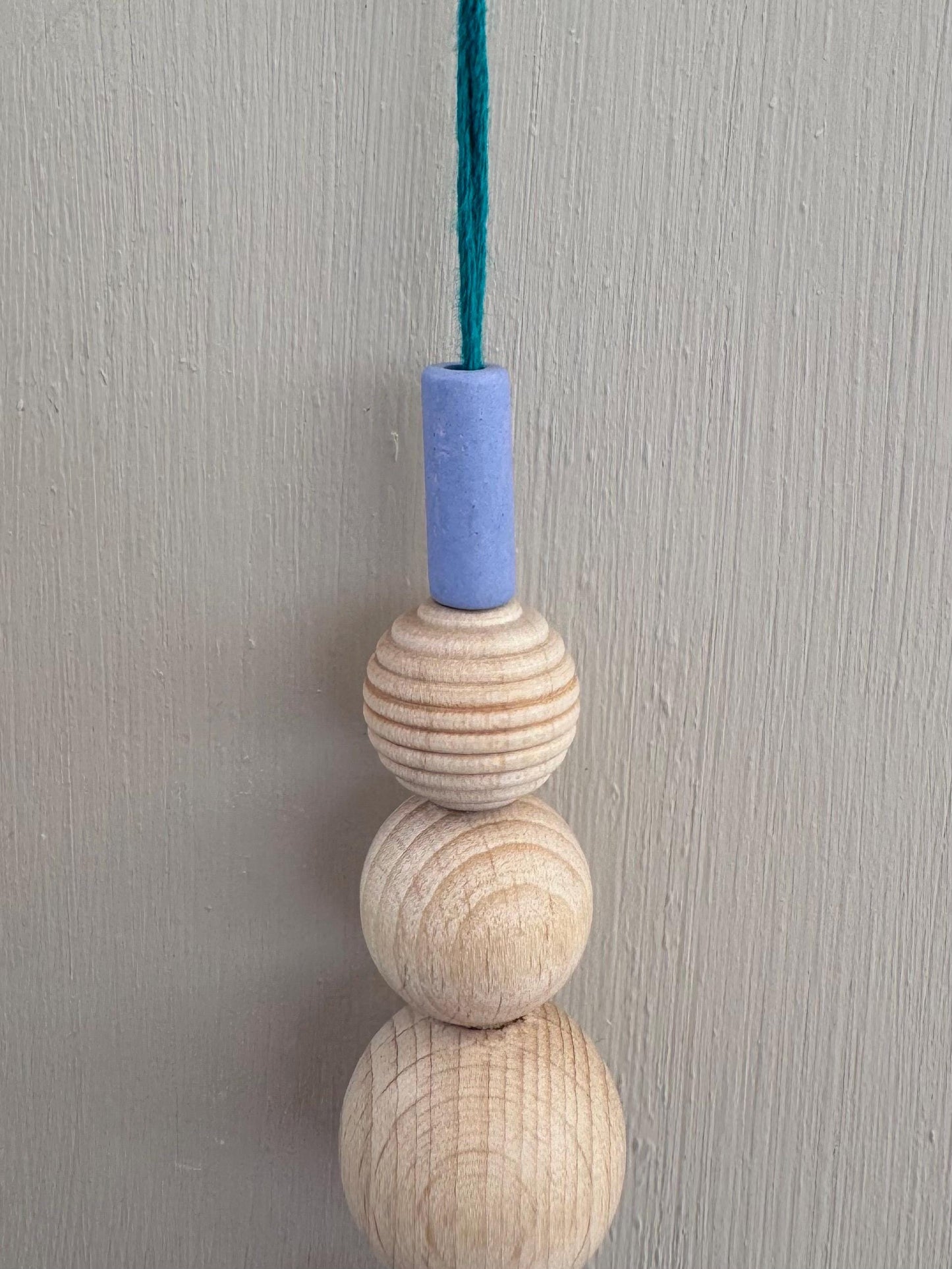 Handgefertigter bunter Sonnenfänger - Suncatcher mit Prisma - Regenbogen Fensterdekoration aus Glas