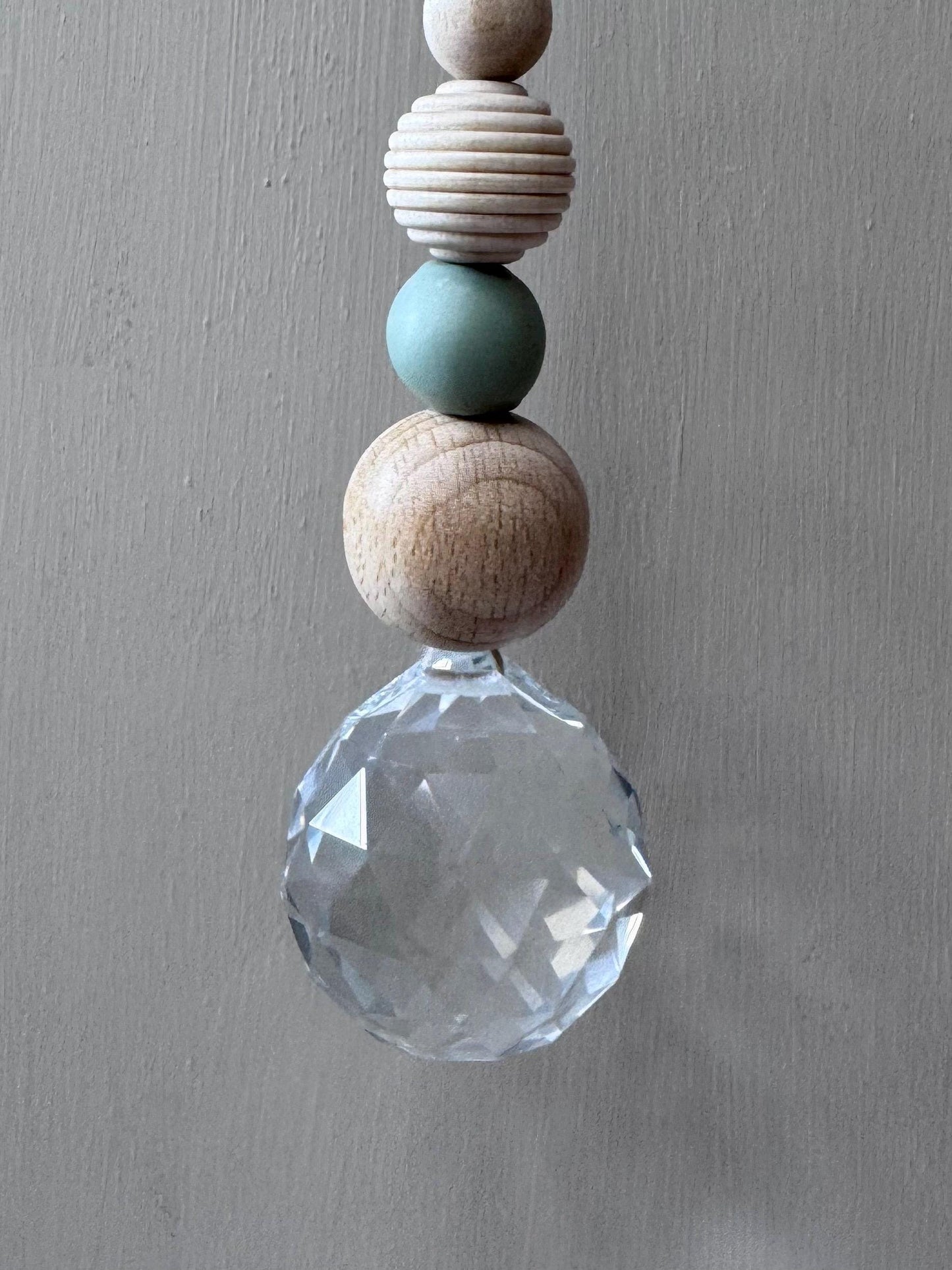 Handgefertigter bunter Sonnenfänger - Suncatcher mit Prisma - Regenbogen Fensterdekoration aus Glas