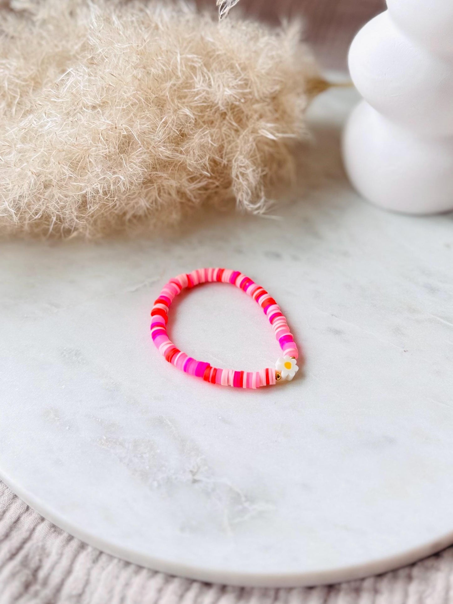 Katsuki Perlenarmband handgefertigt - Pinkes Armband mit Blume