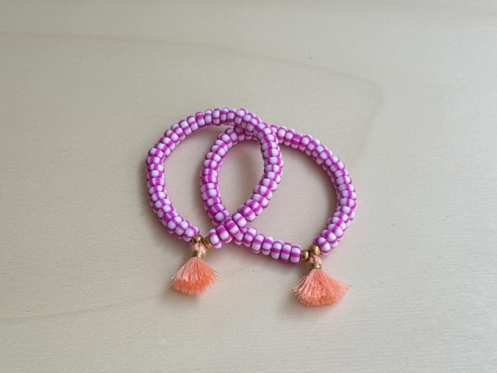 Buntes Perlenarmband handgefertigt - Pinkes Armband mit Quaste
